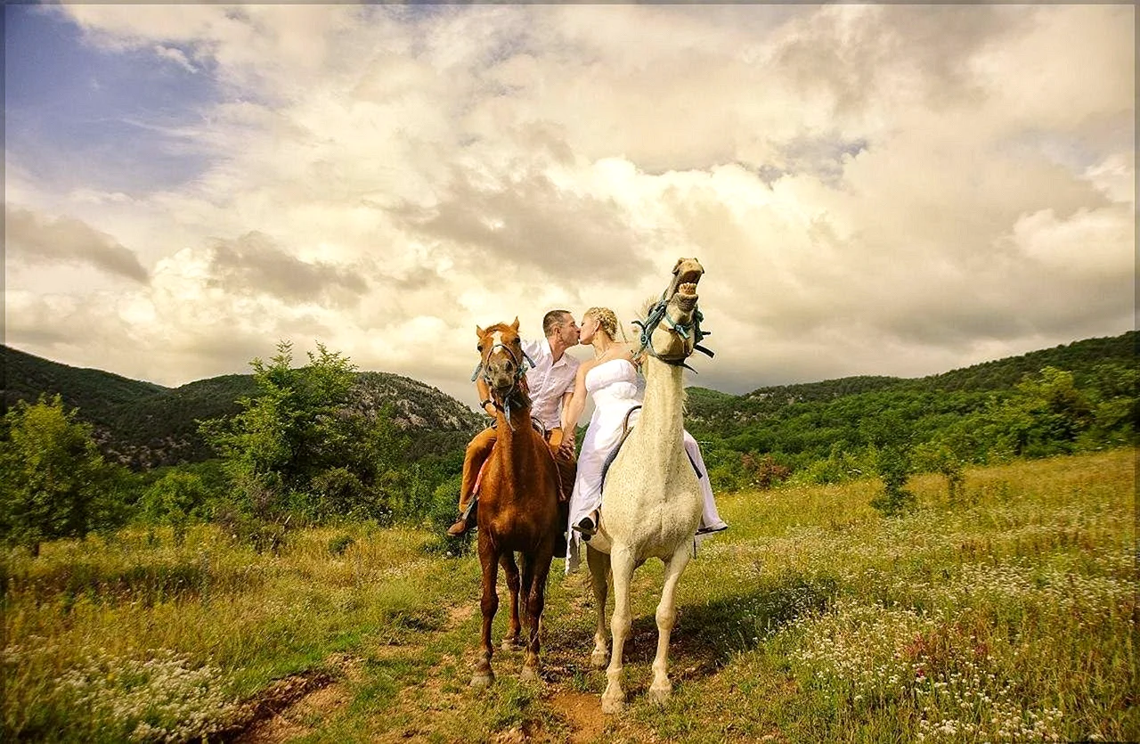 Свадьба в горах на лошадях