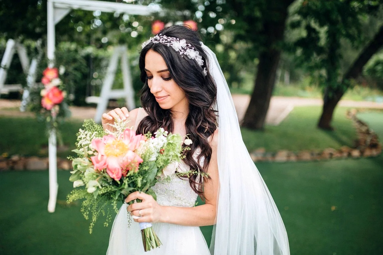 Свадебная прическа с цветами и фатой