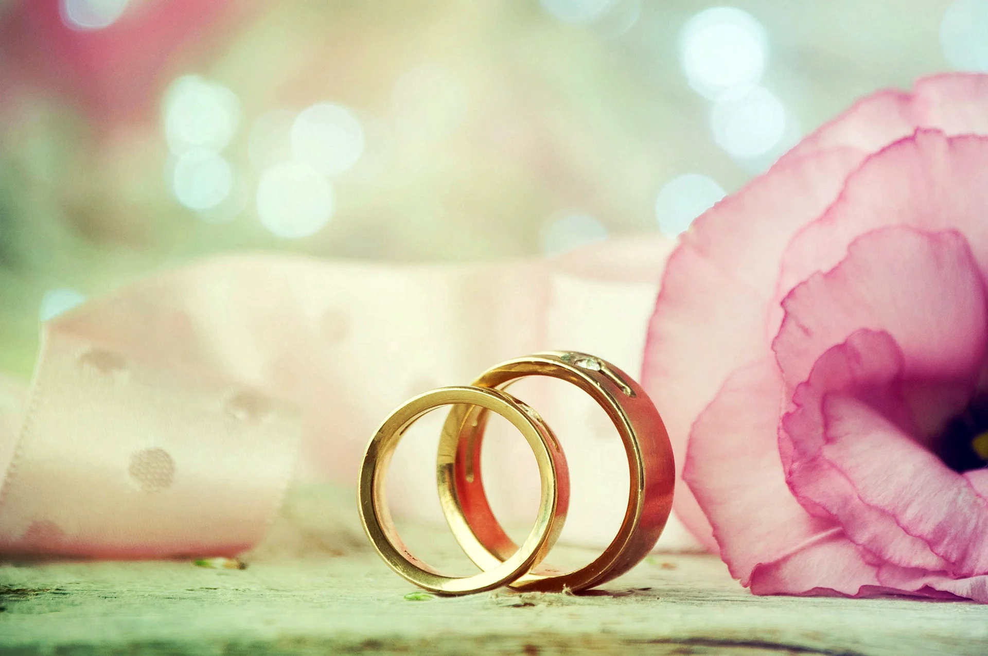 Свадебные кольца нежные