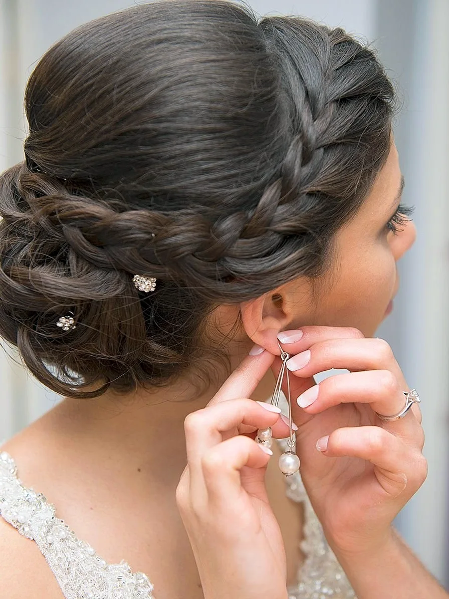 Свадебные прически с плетением на средние волосы