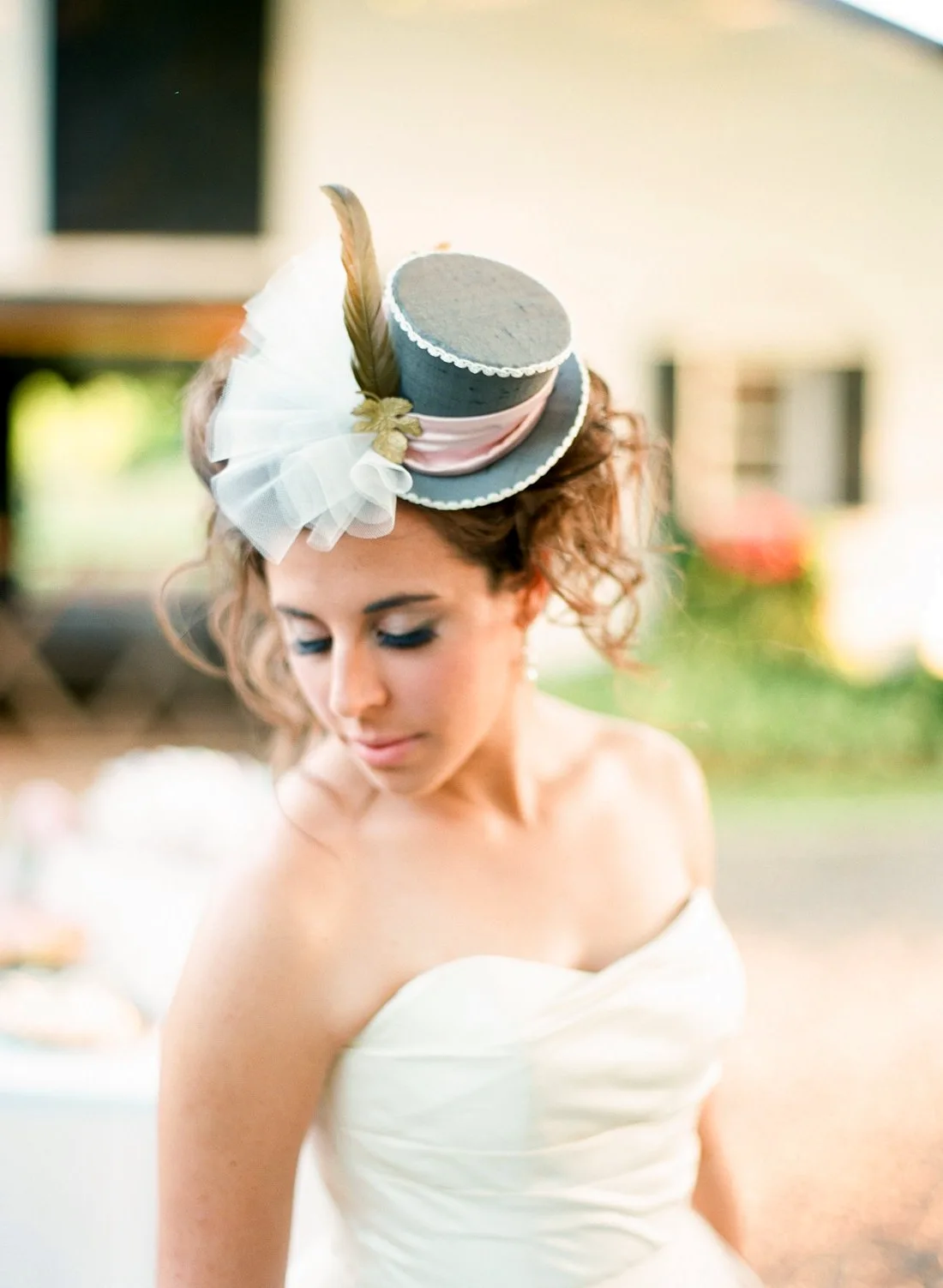 Свадебные прически со шляпкой