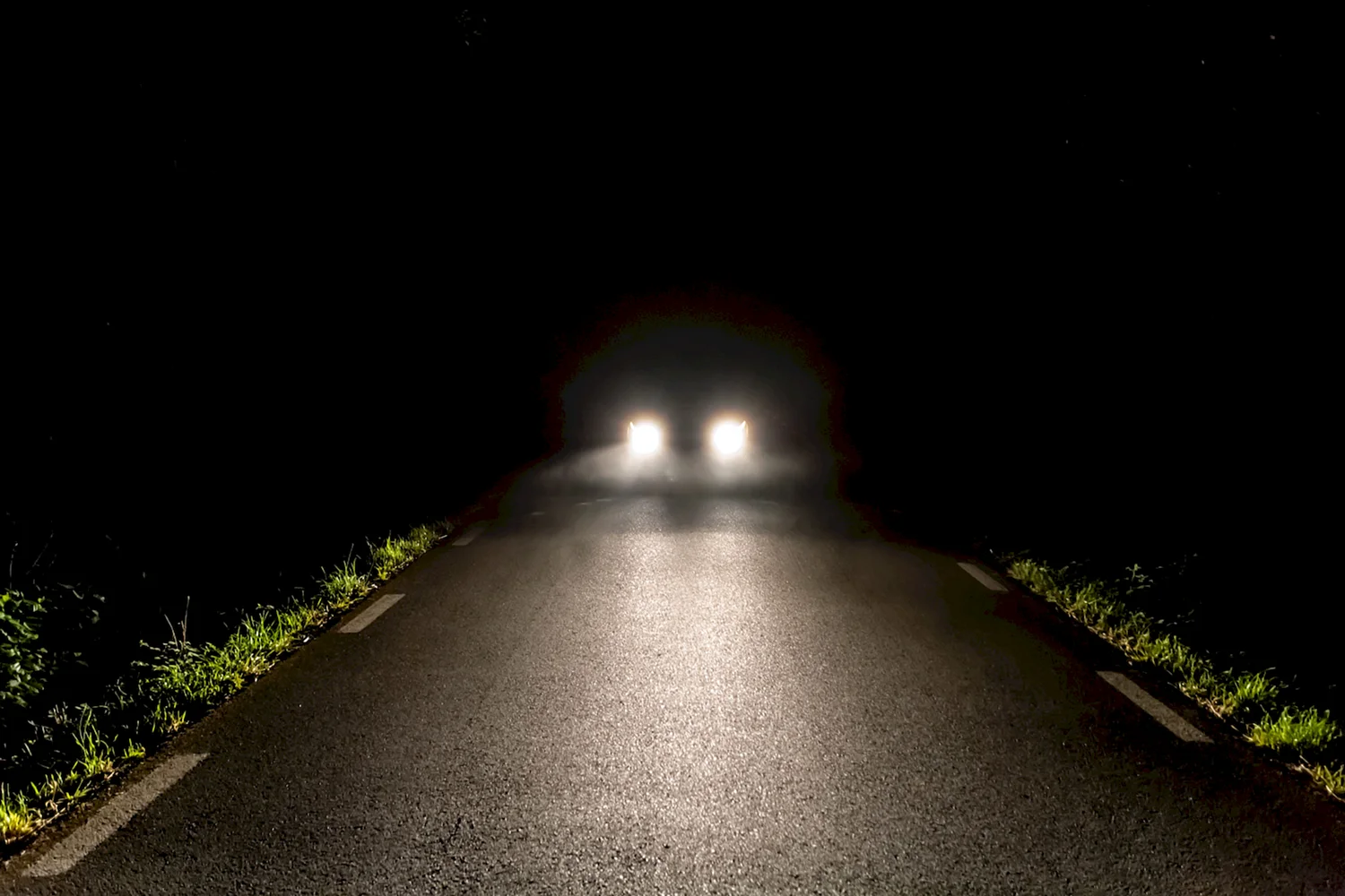 Свет фар на дороге