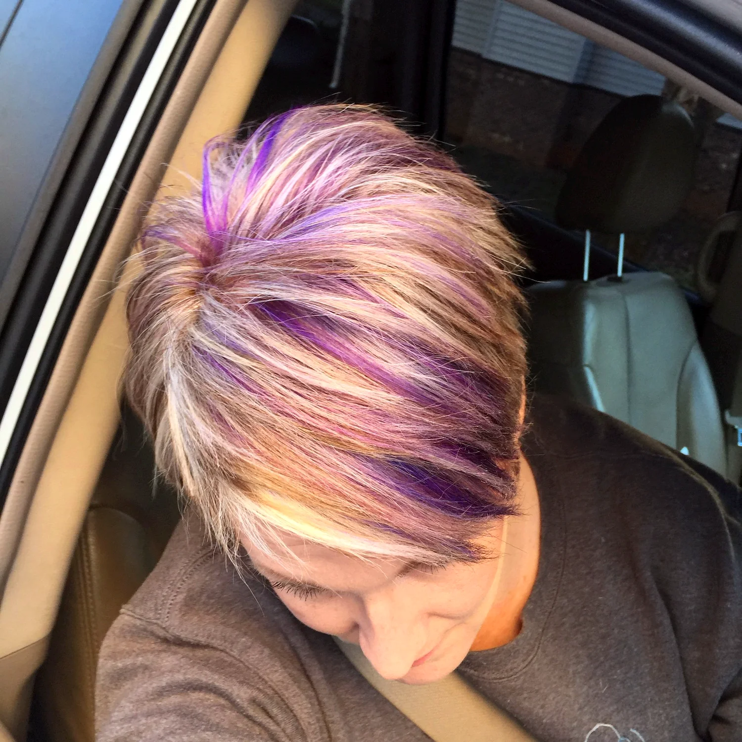 Светло фиолетовое мелирование на короткие волосы