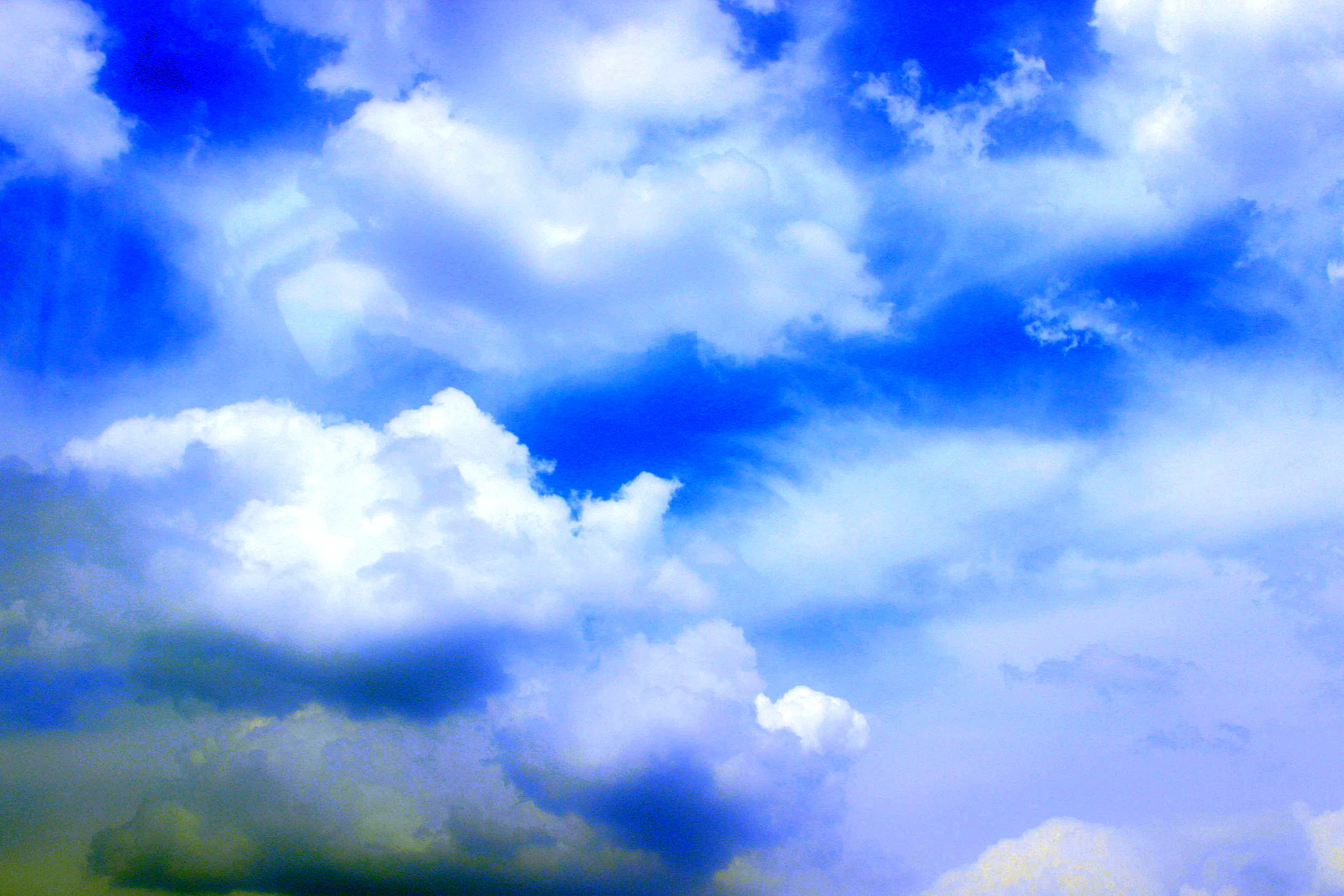 Светло голубое небо с облаками