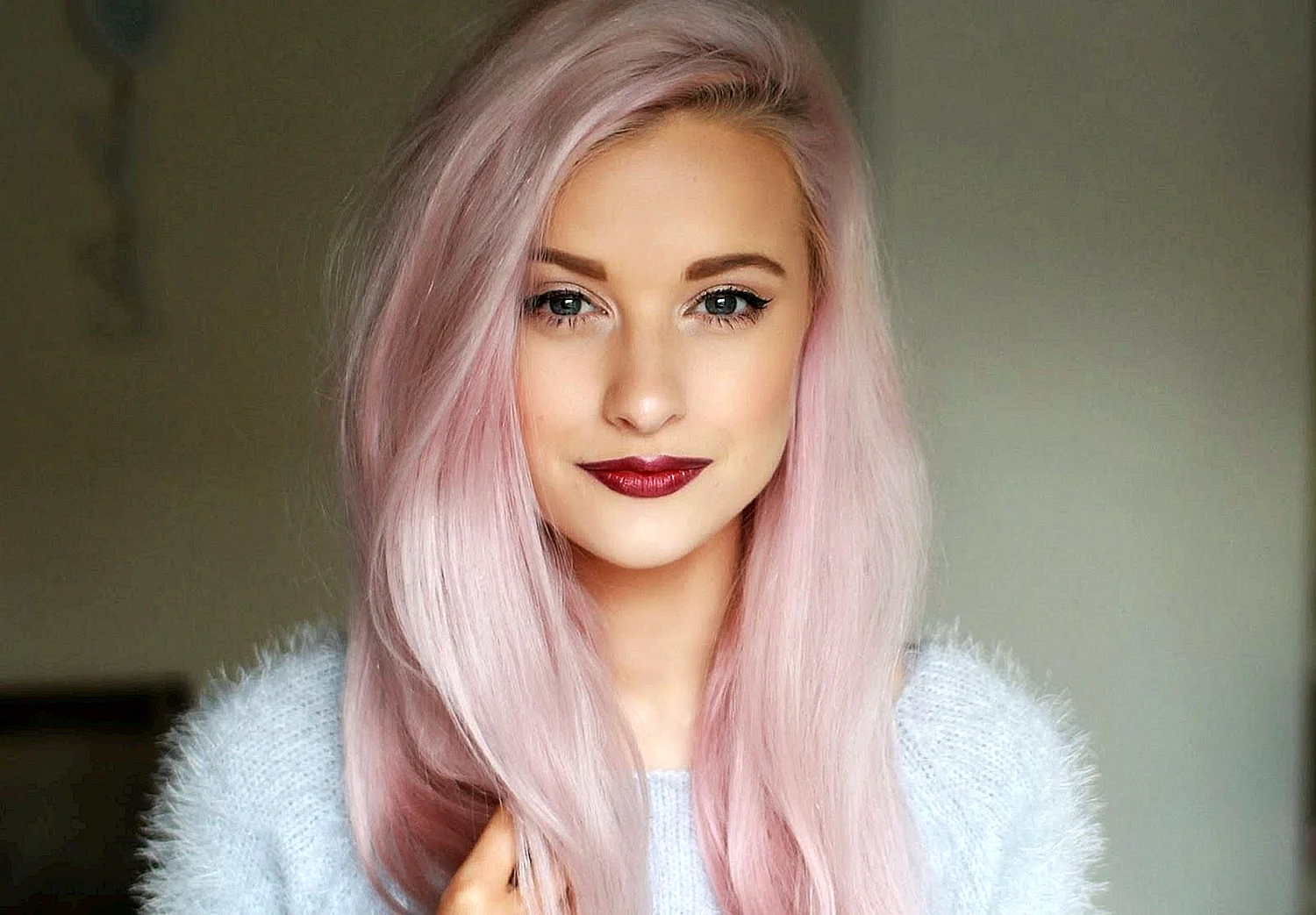 Светло розовые волосы