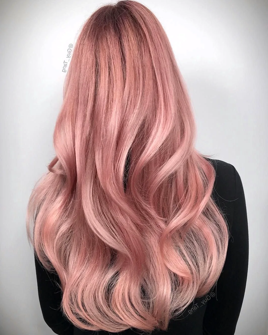Светлые волосы с розовым оттенком