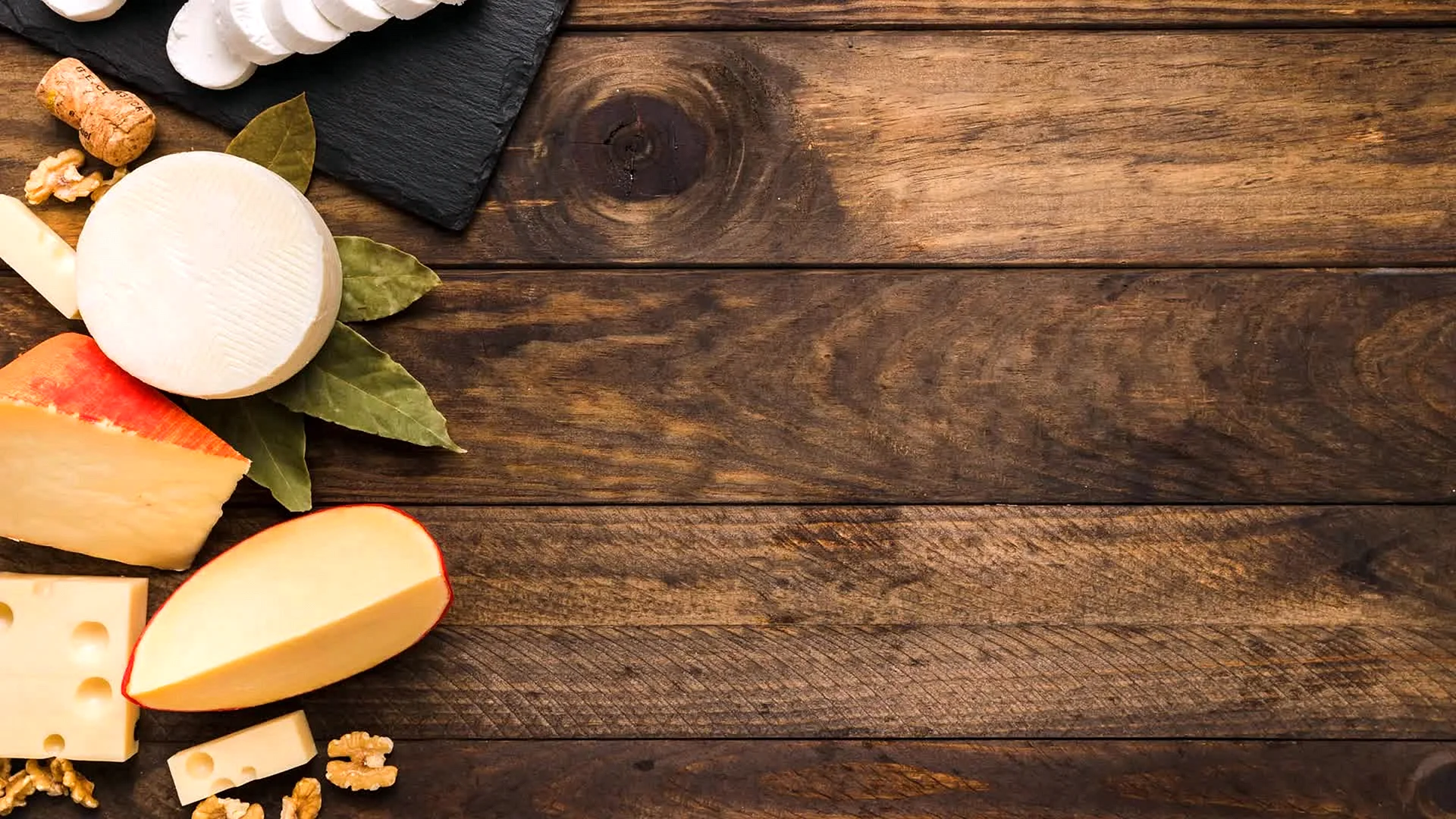 Сыр на деревянном фоне