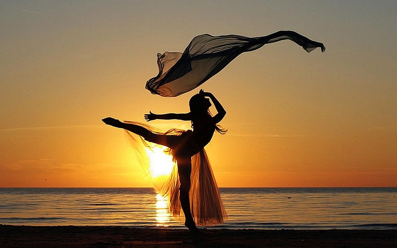 Танцующая девушка на закате