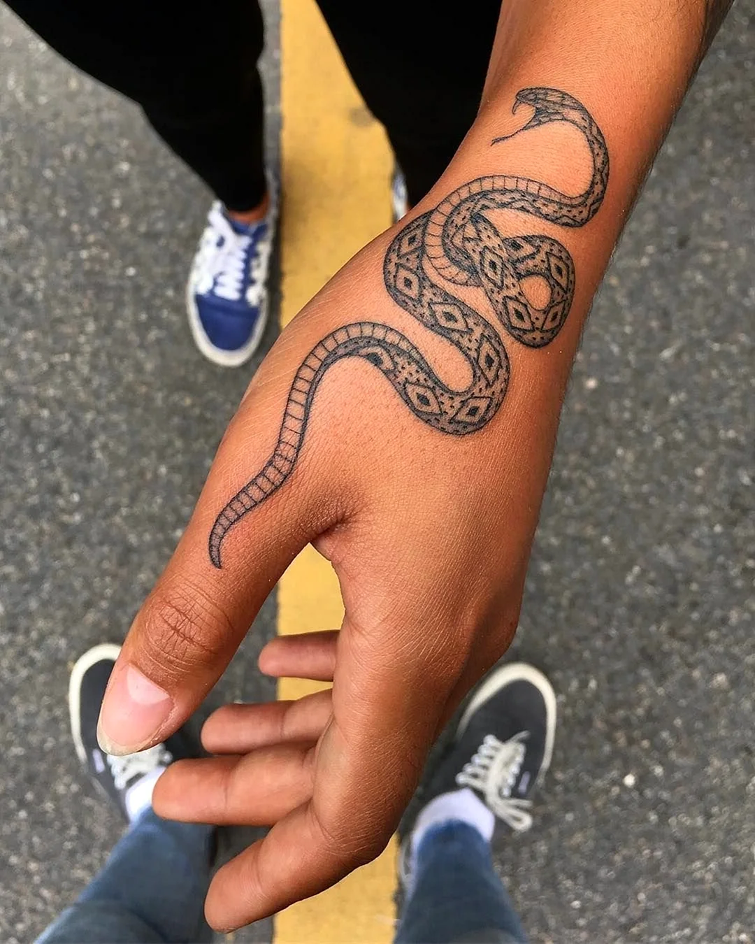 Тату змея на кисти руки