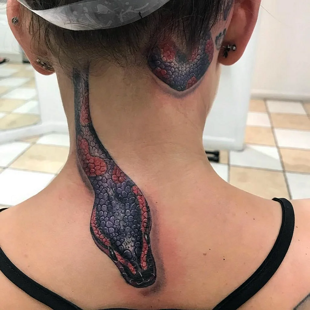 Татуировка змеи на шее