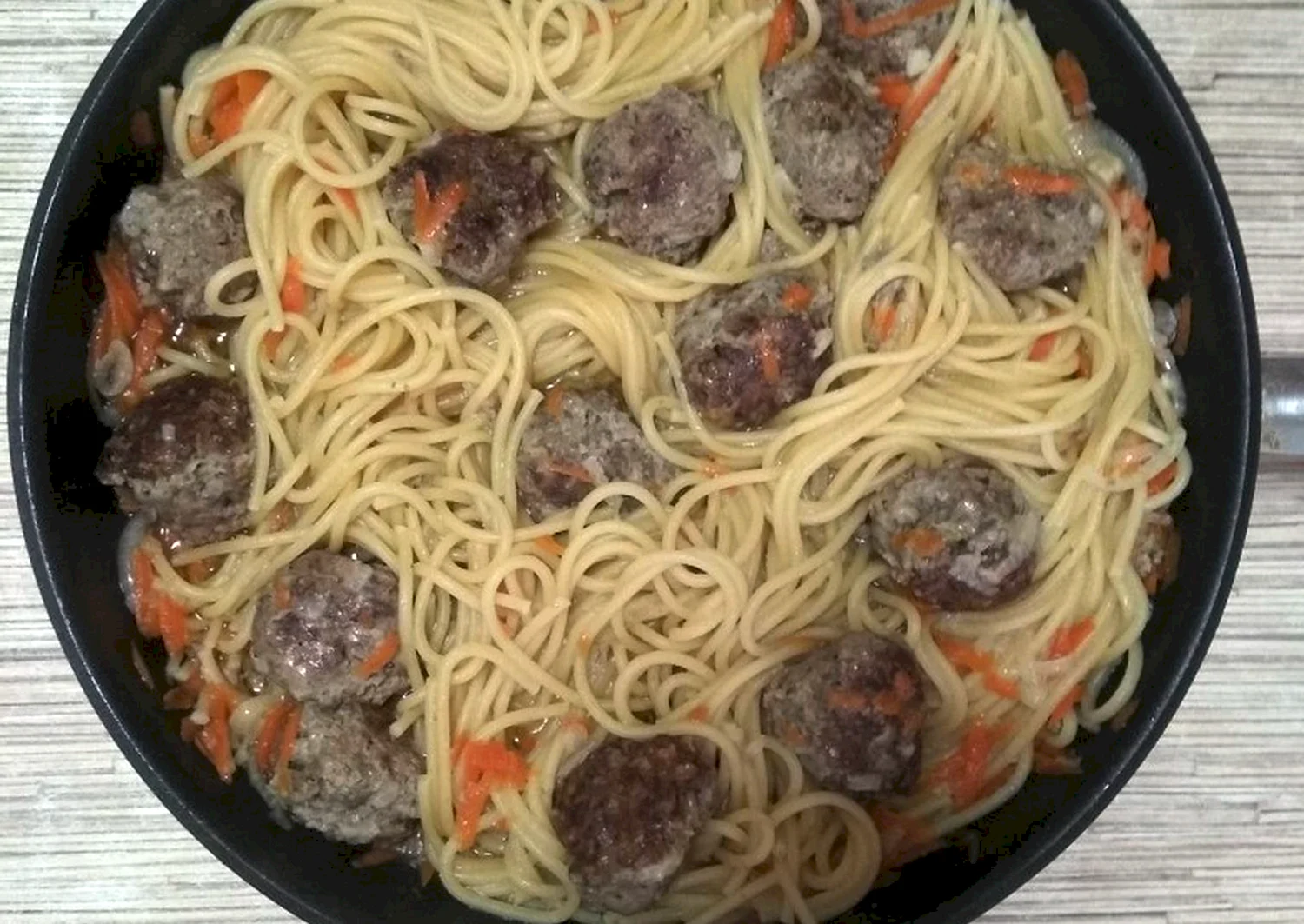 Тефтели со спагетти на сковороде