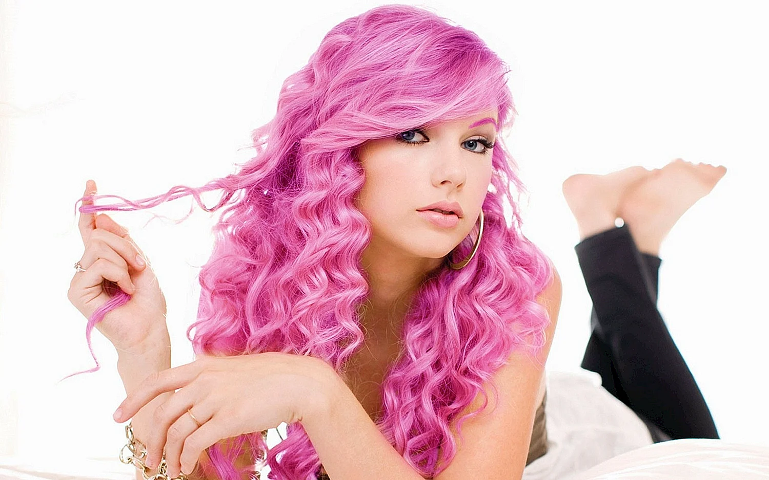 Тейлор Свифт с розовыми волосами