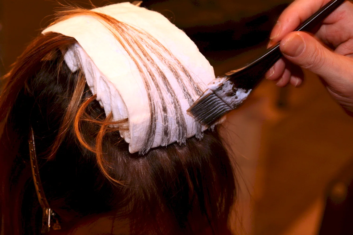 Техника окрашивания прядей волос
