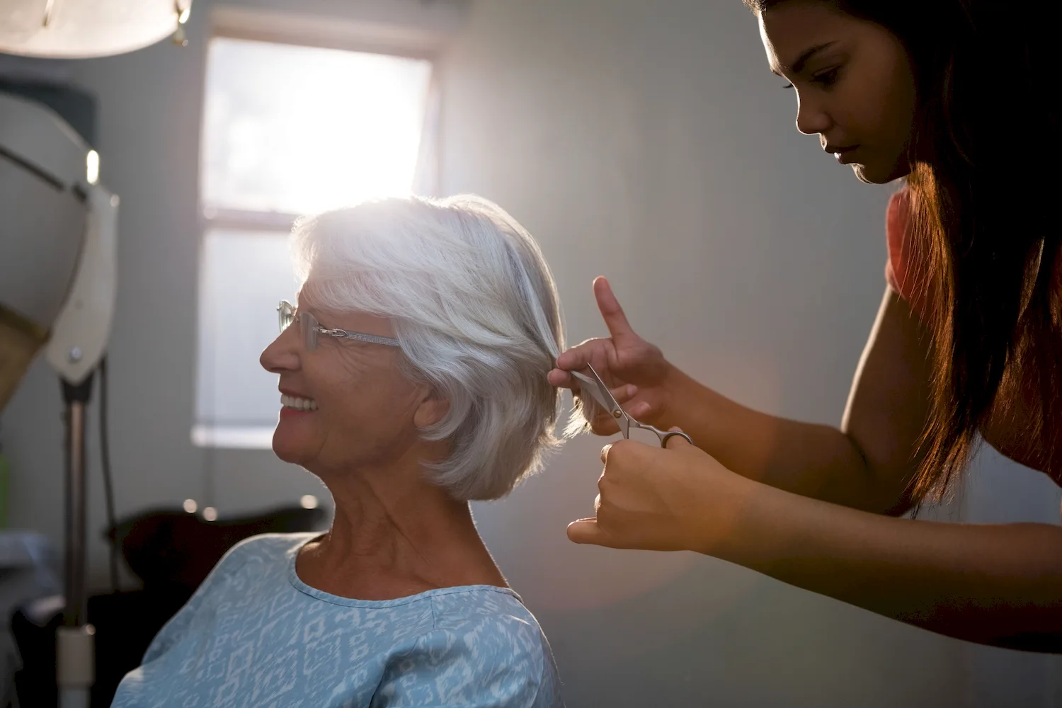 Техника подстригания волос для пенсионеров