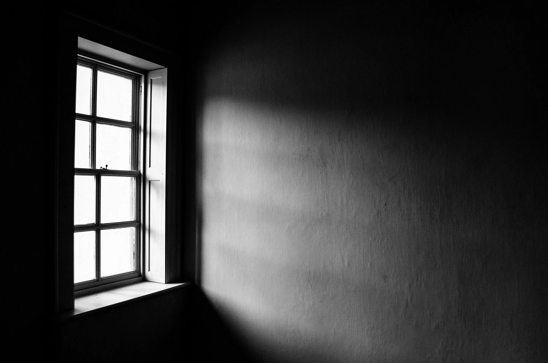 Темная комната с окном