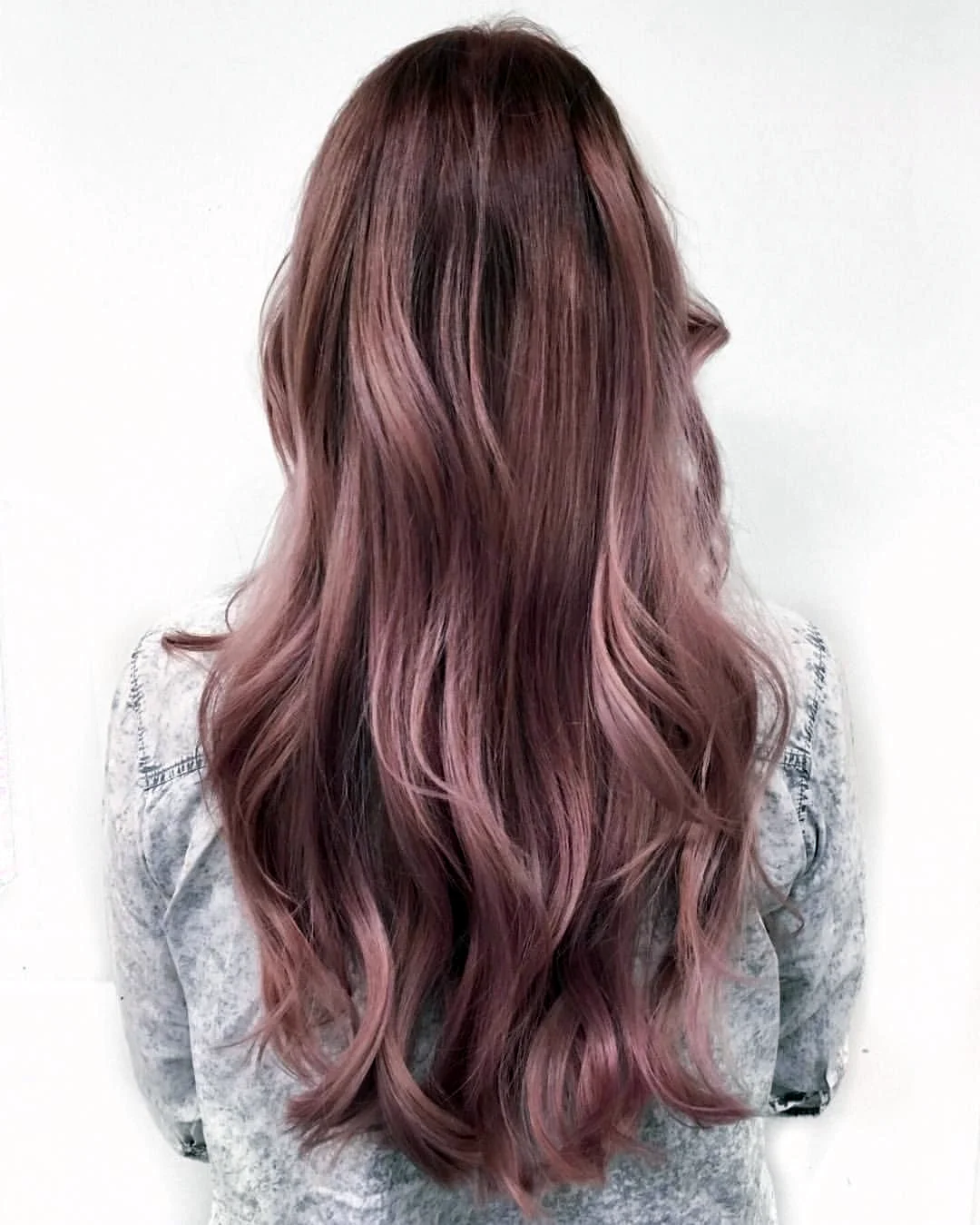 Русый розовый цвет волос. Русые волосы с розовым оттенком. Русые волосы с розовым отливом. Розовый русый. Рксве волосы с розовым отливом.