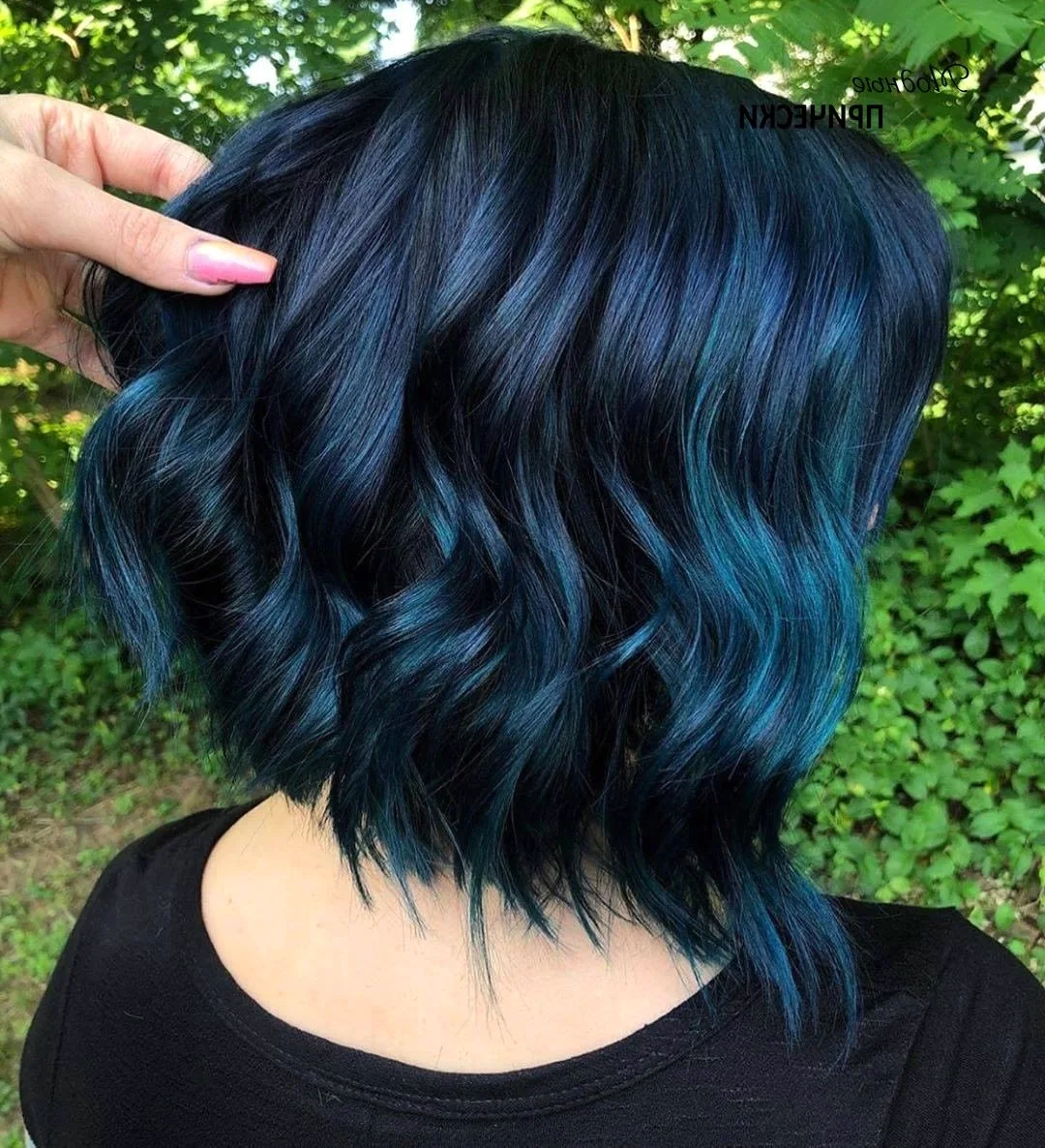 Темно синие волосы короткие