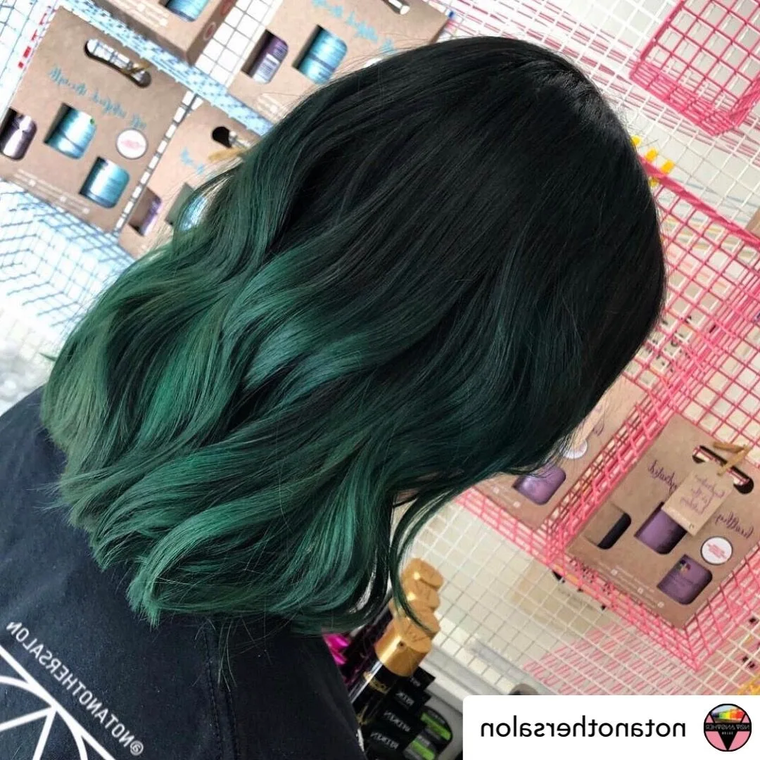 Темно зеленые волосы