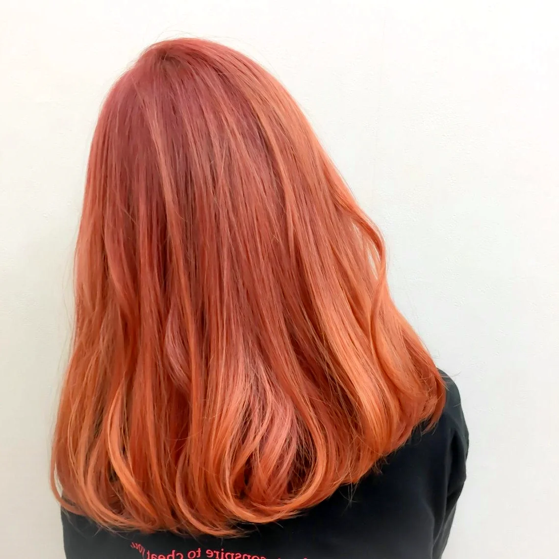 Темно-персиковый цвет волос