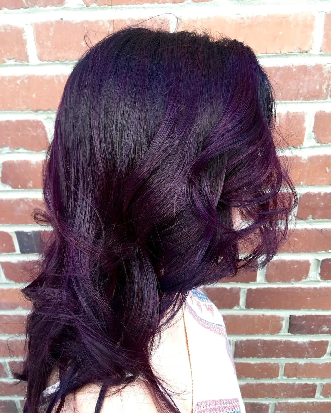 Темные волосы с фиолетовым отливом