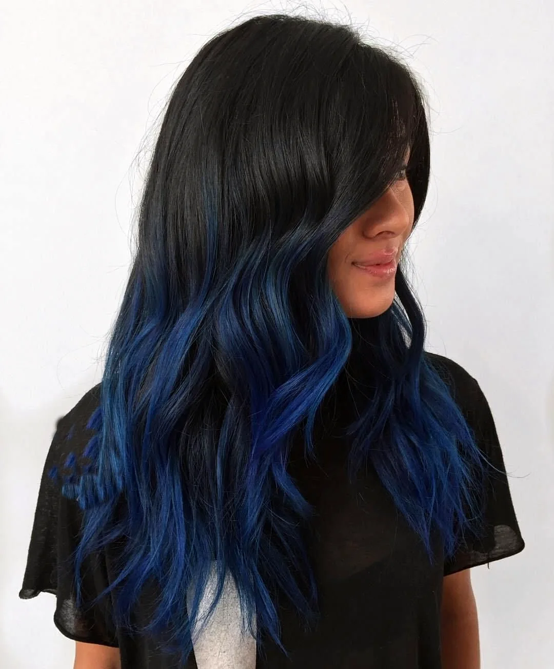 Тёмные волосы со синями прядями