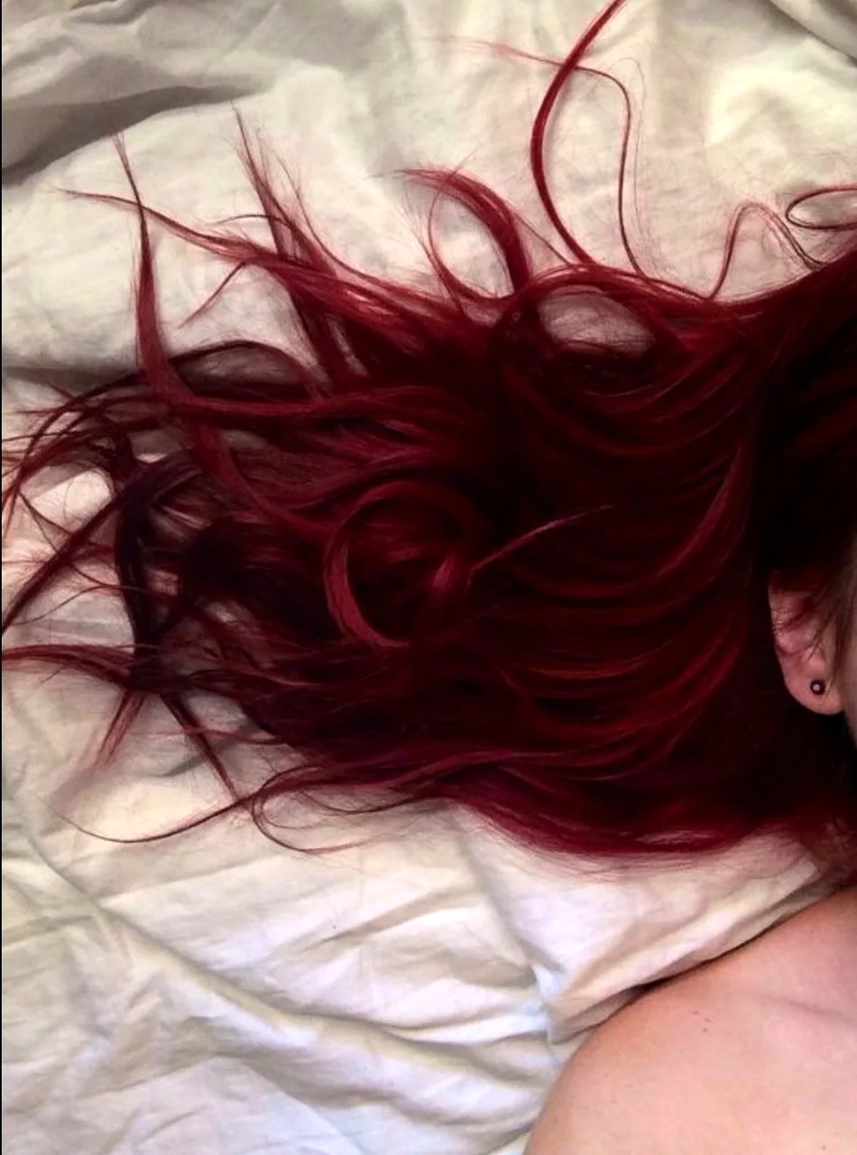 Темный лицу красный волос