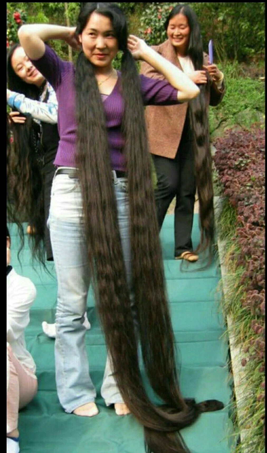 Тетенька с очень длинными волосами