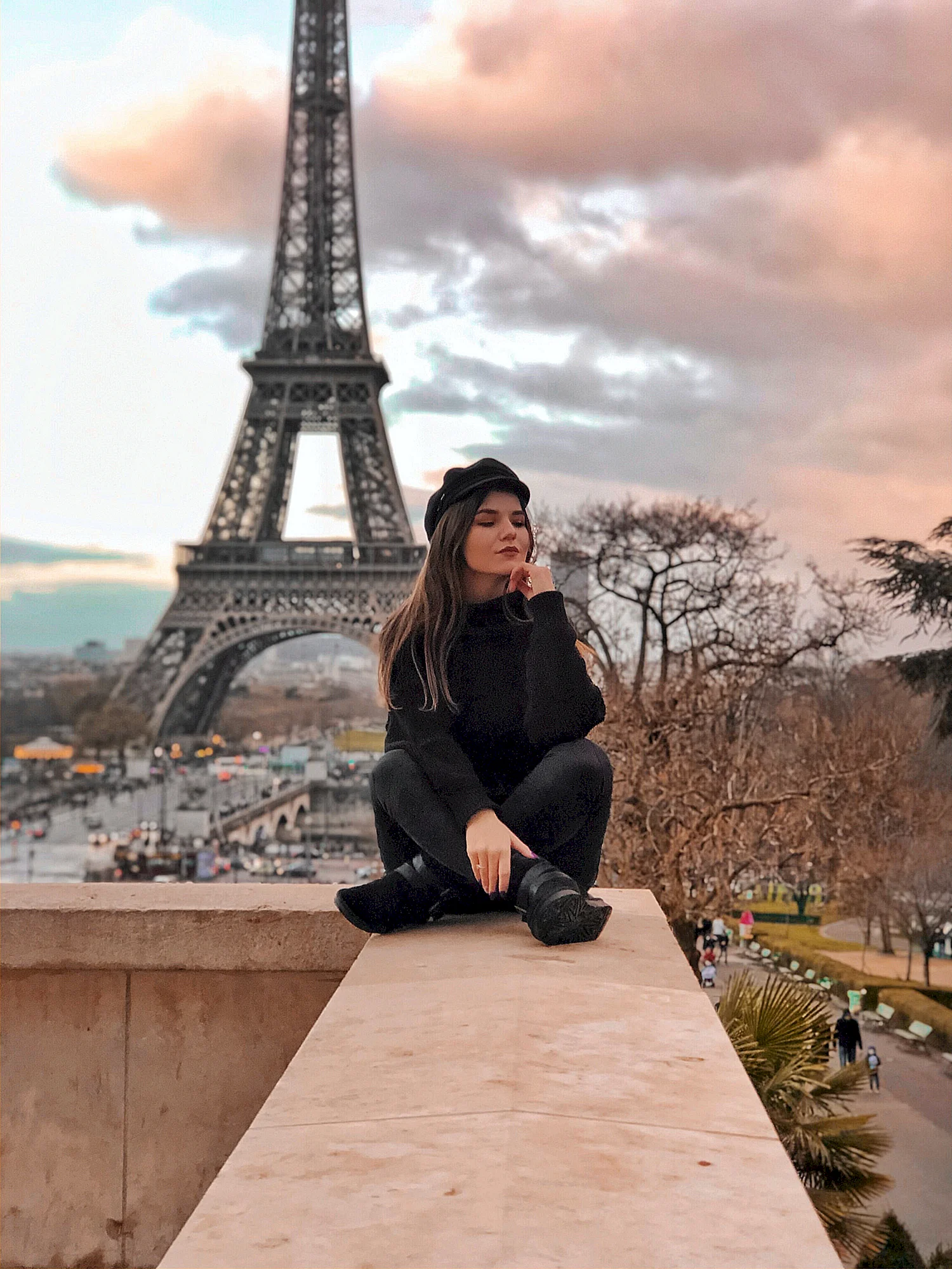Тина Канделаки на фоне Эйфелевой башни в Париже