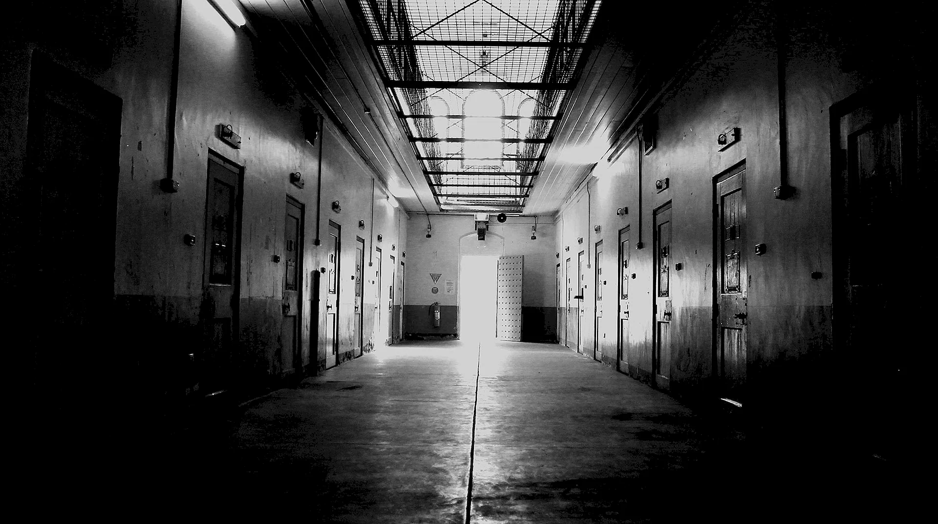 Тюрьма мрак