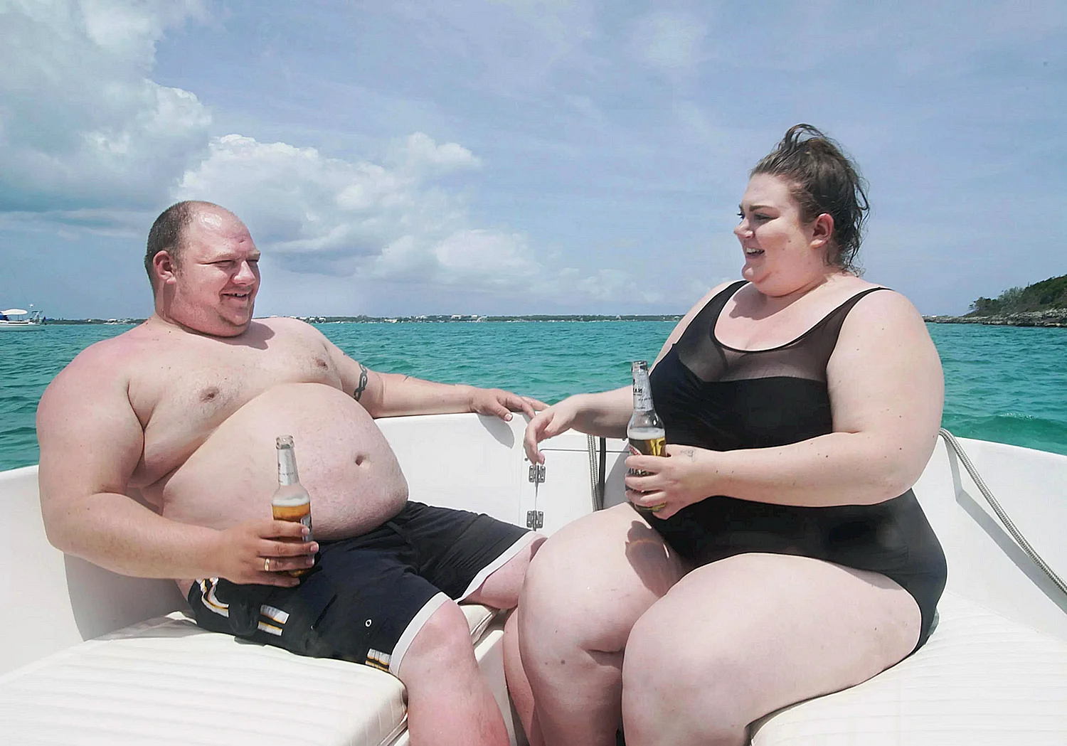 Толстые люди на пляже