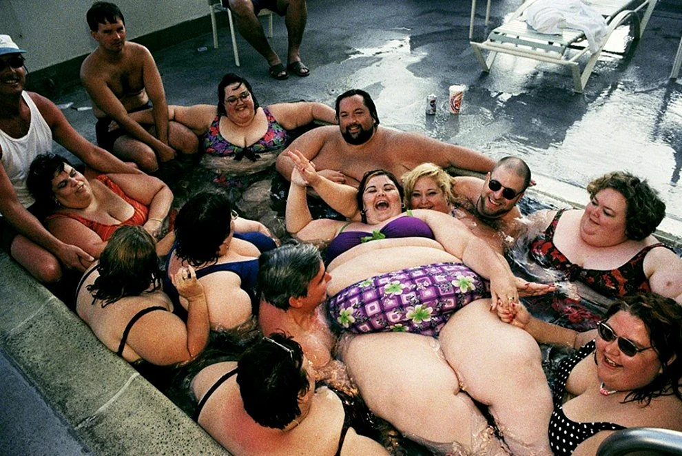 Толстые женщины в бассейне