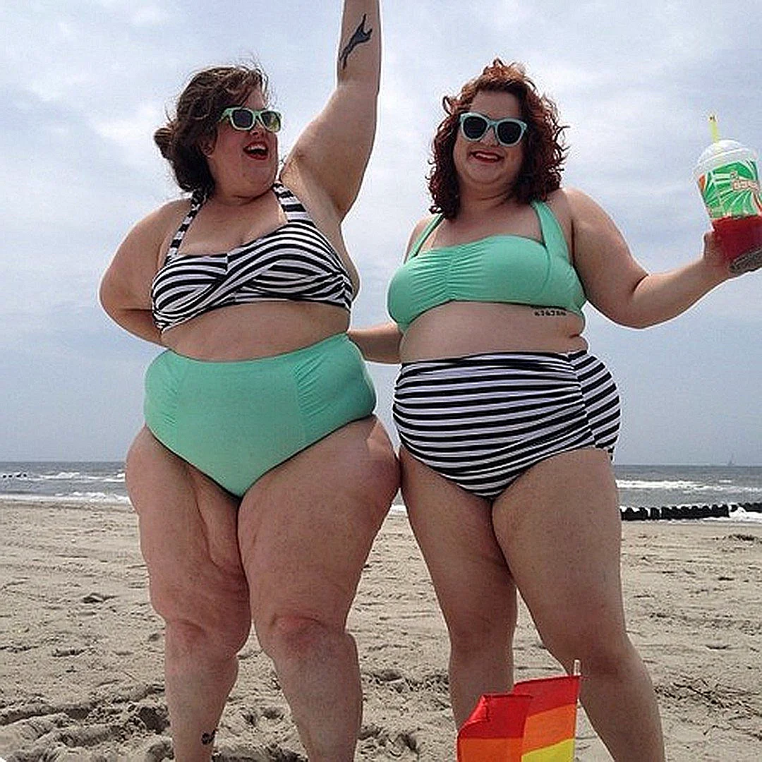 Толстые женщины в купальниках