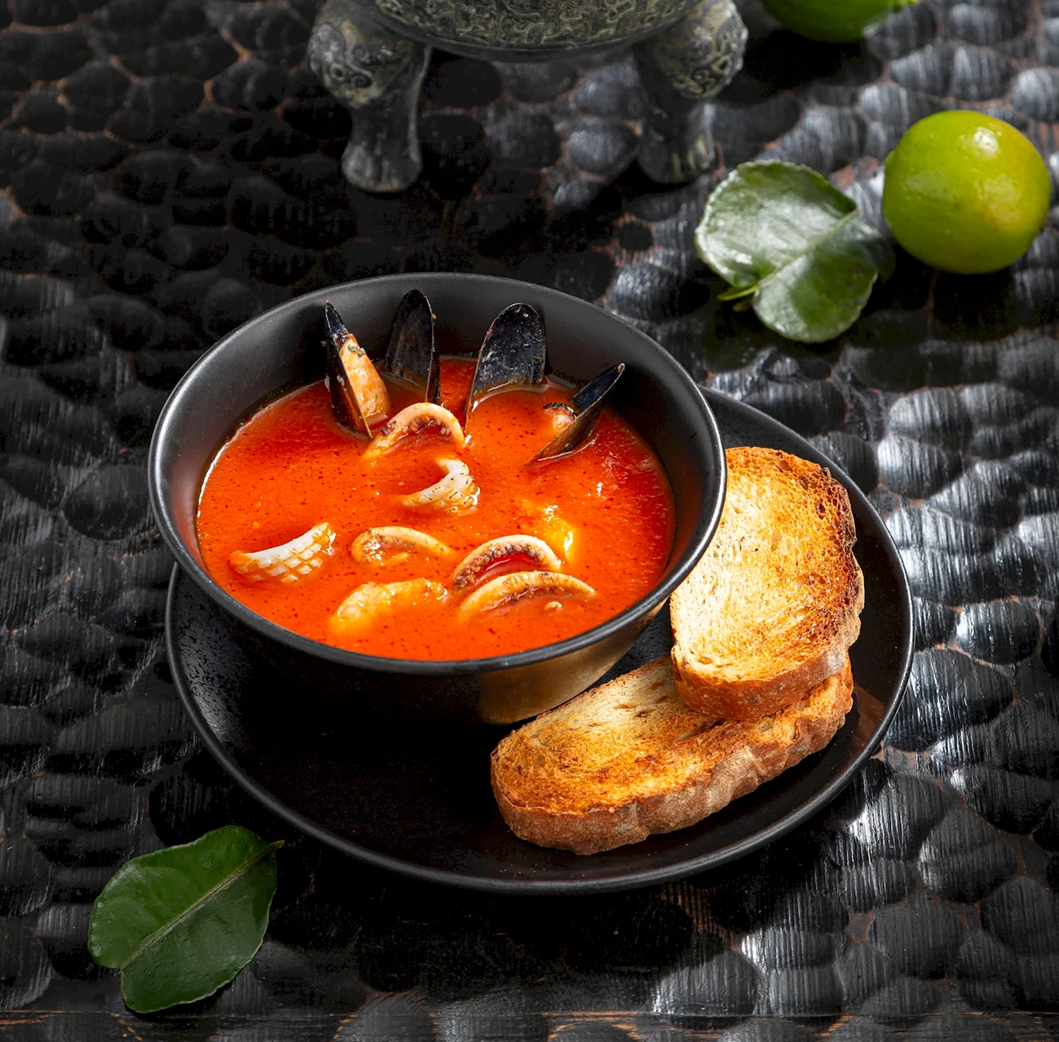Томатный суп на шафране с морепродуктами