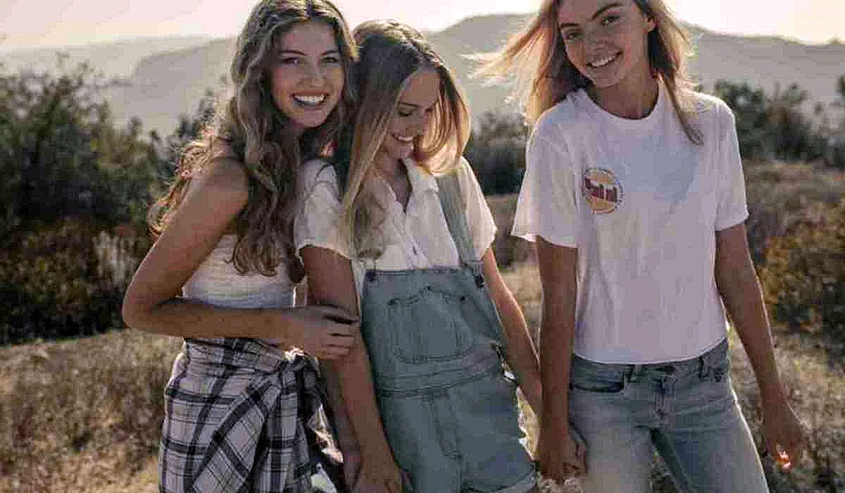 Три девушки подростка