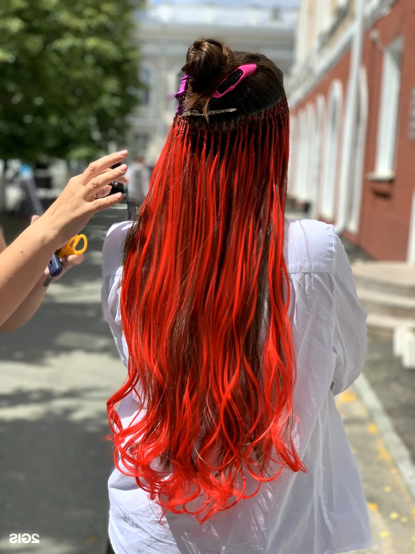 Цветное наращивание волос красным канекалоном