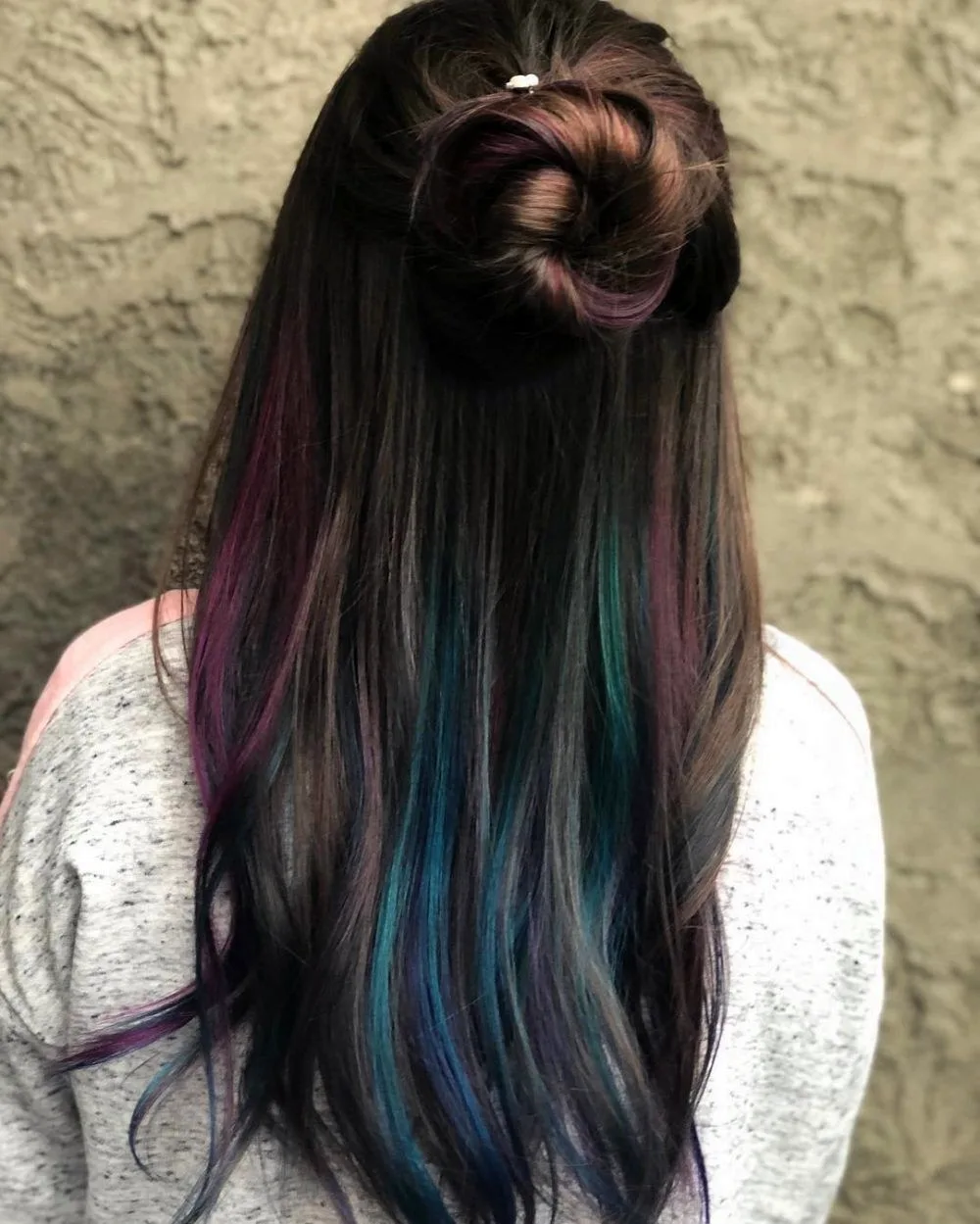 Цветные пряди на темных волосах