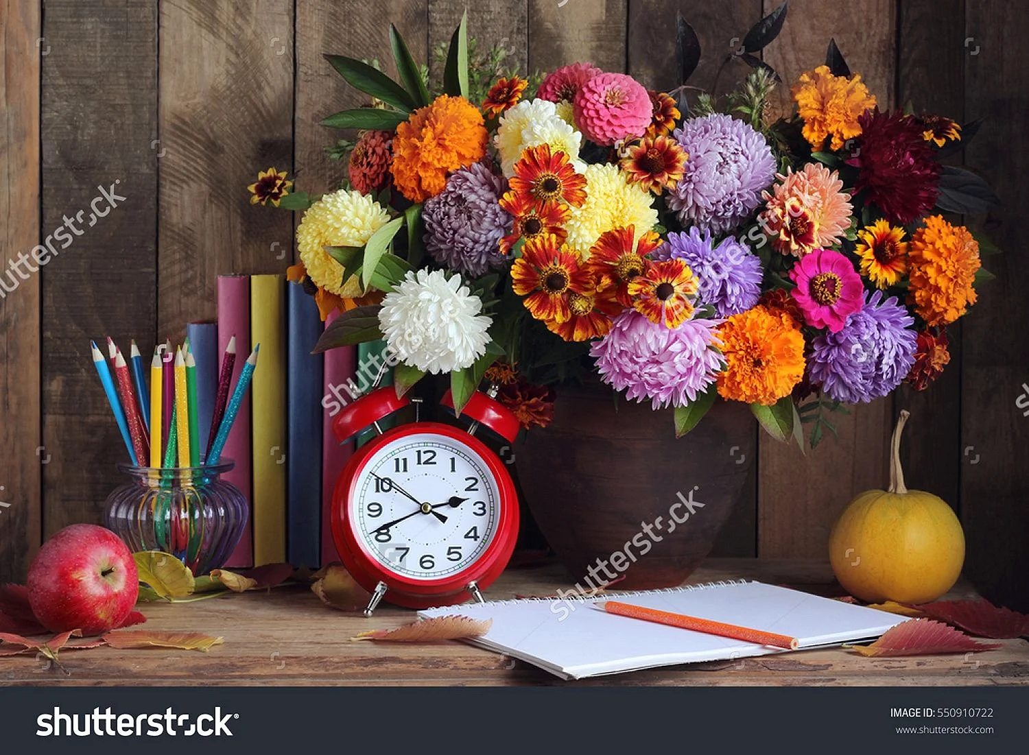 Цветы на учительском столе