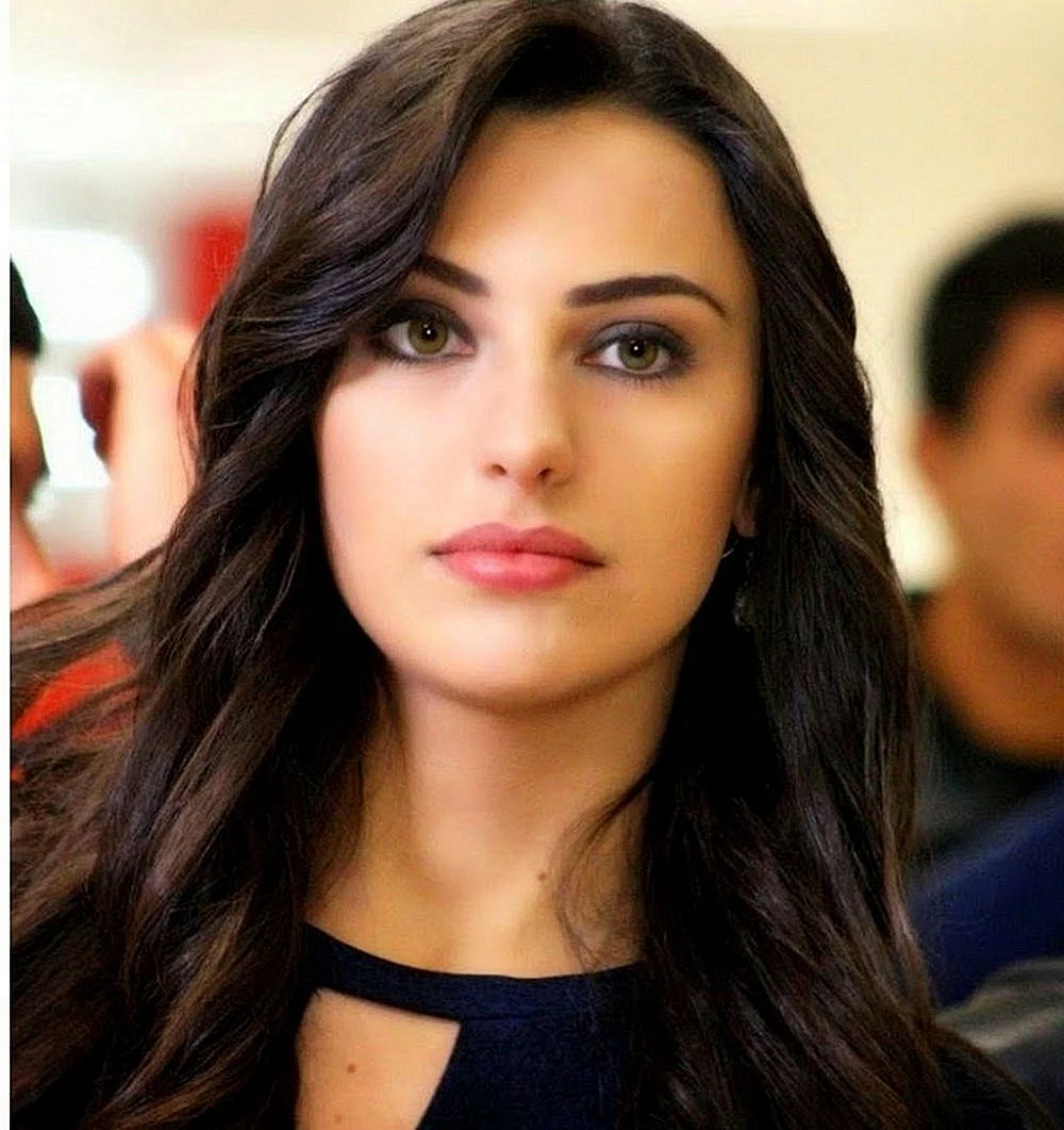 Турецкая актриса Tuvana Turkay