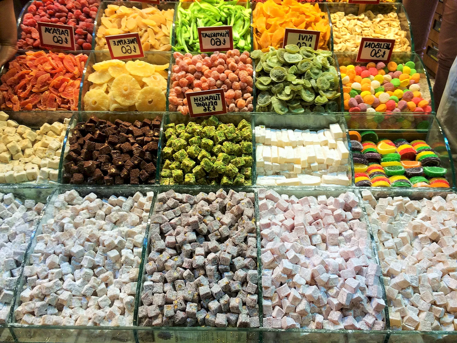 Турецкие сладости на рынках в Турции