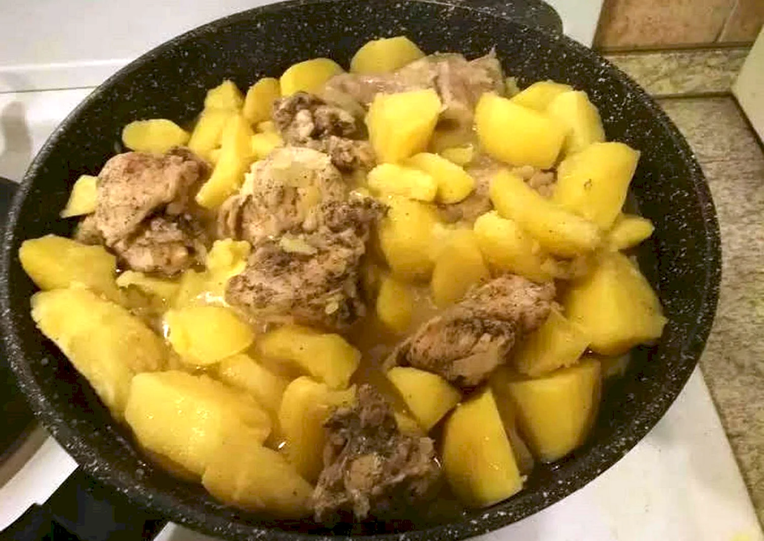 Тушёная картошка с мясом в сковороде