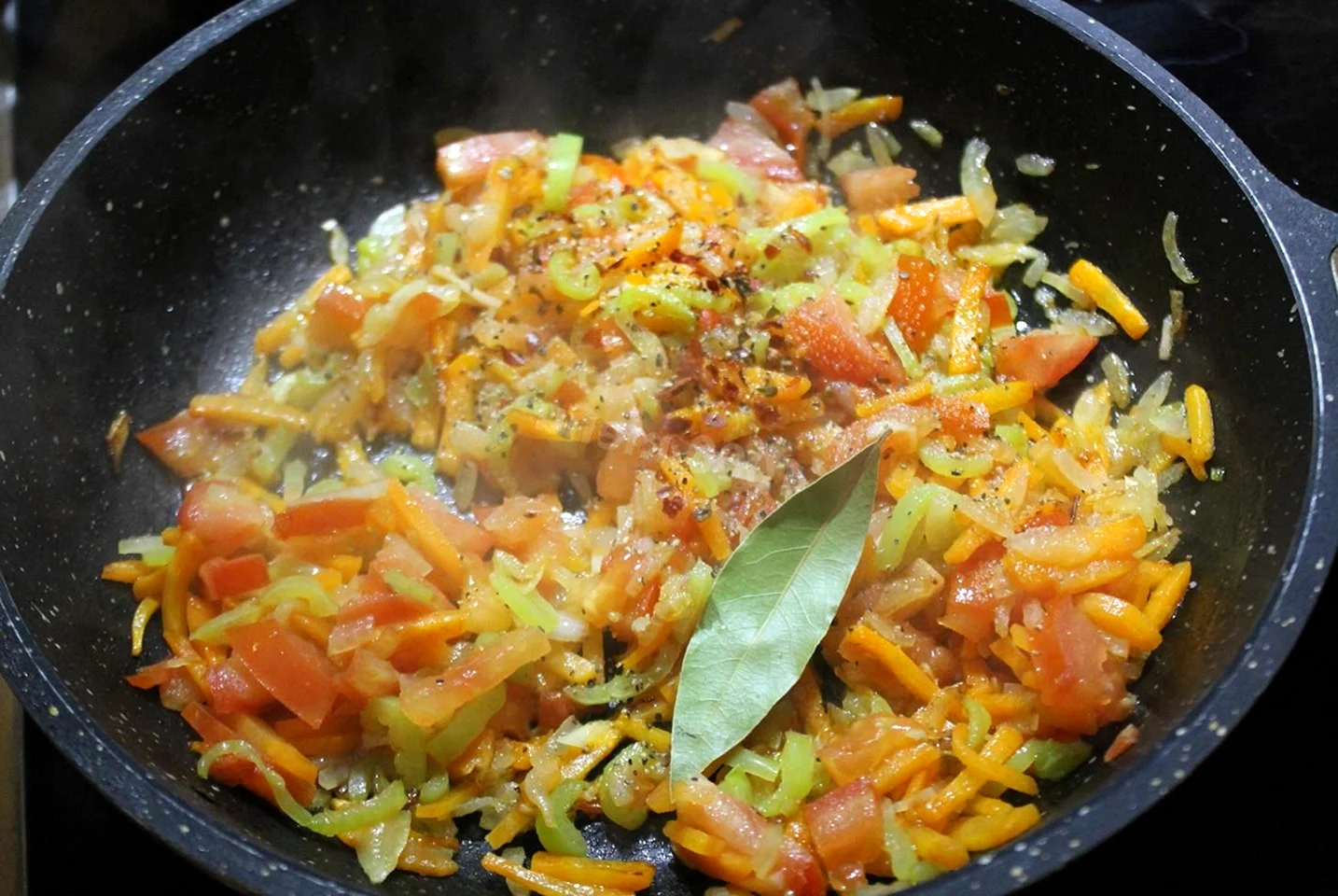 Тушёная рыба с морковкой и луком на сковороде