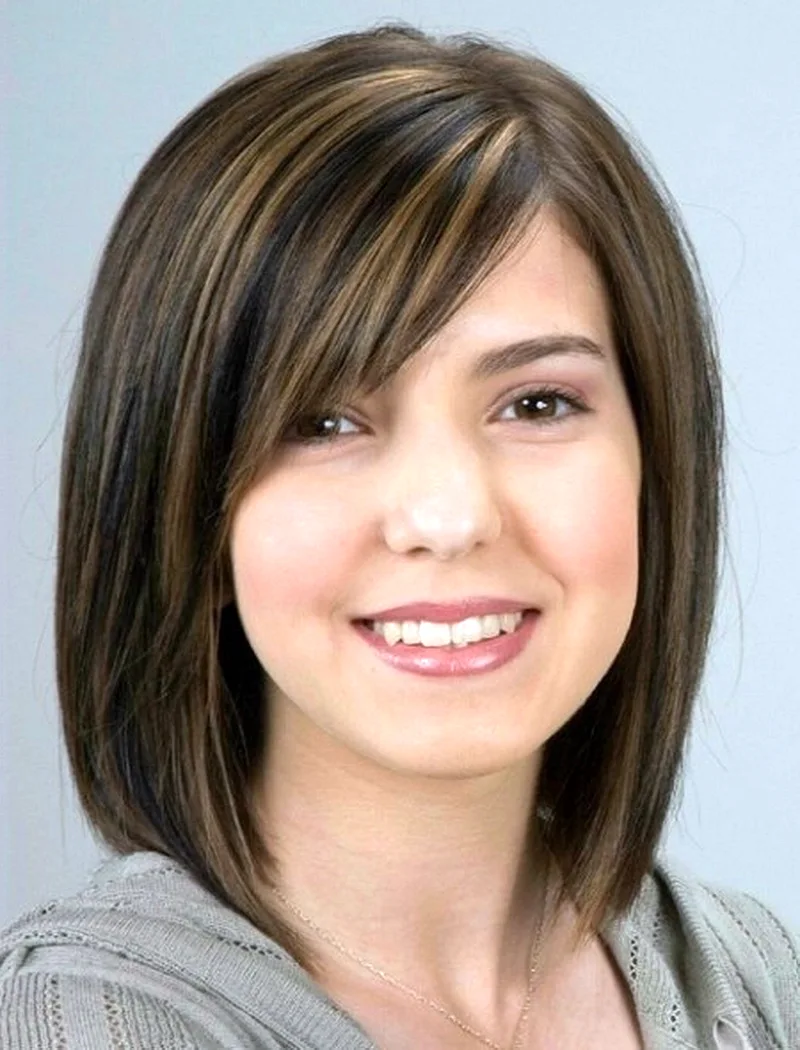 Стрижки на круглое лицо с челкой на средние волосы фото