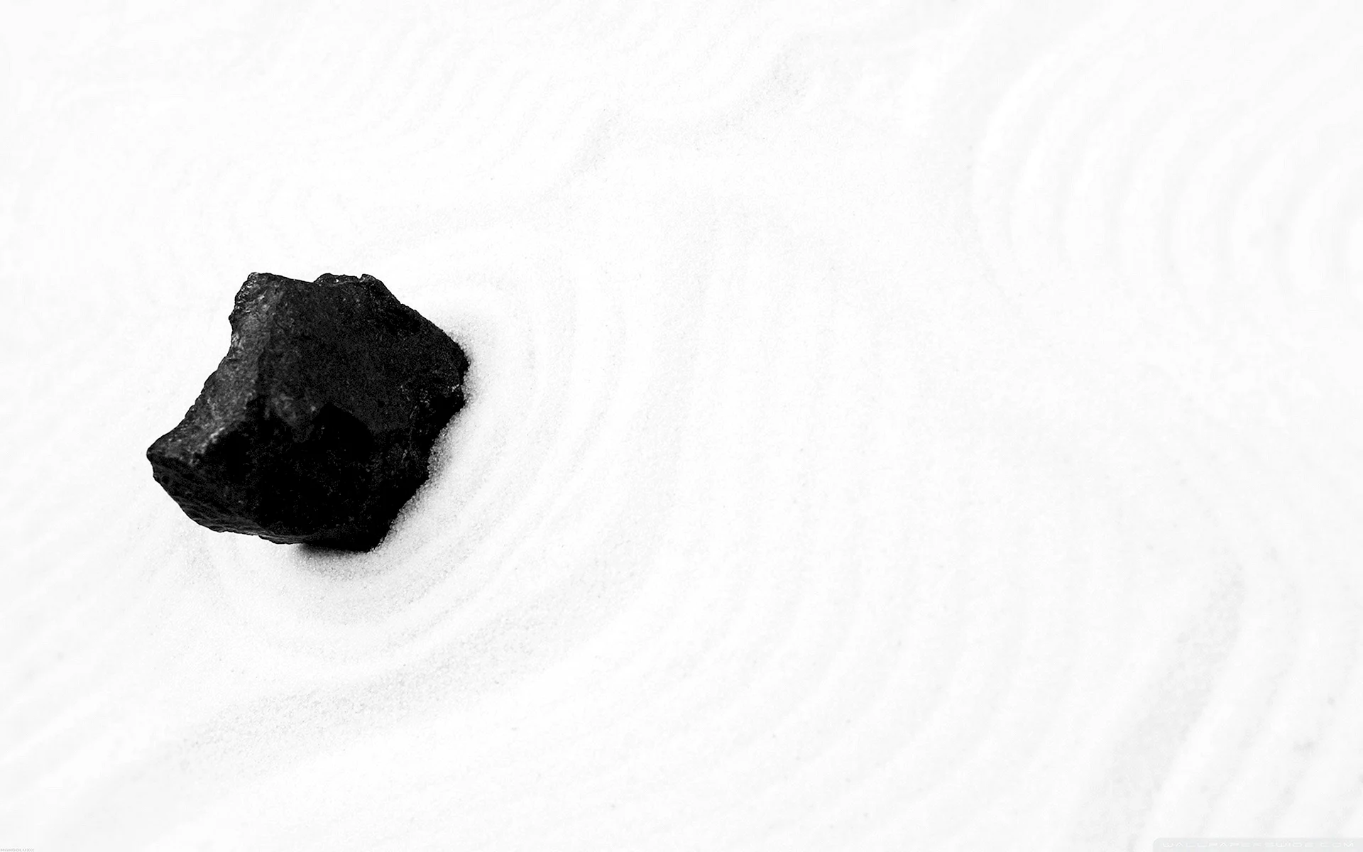 Уголь на белом фоне