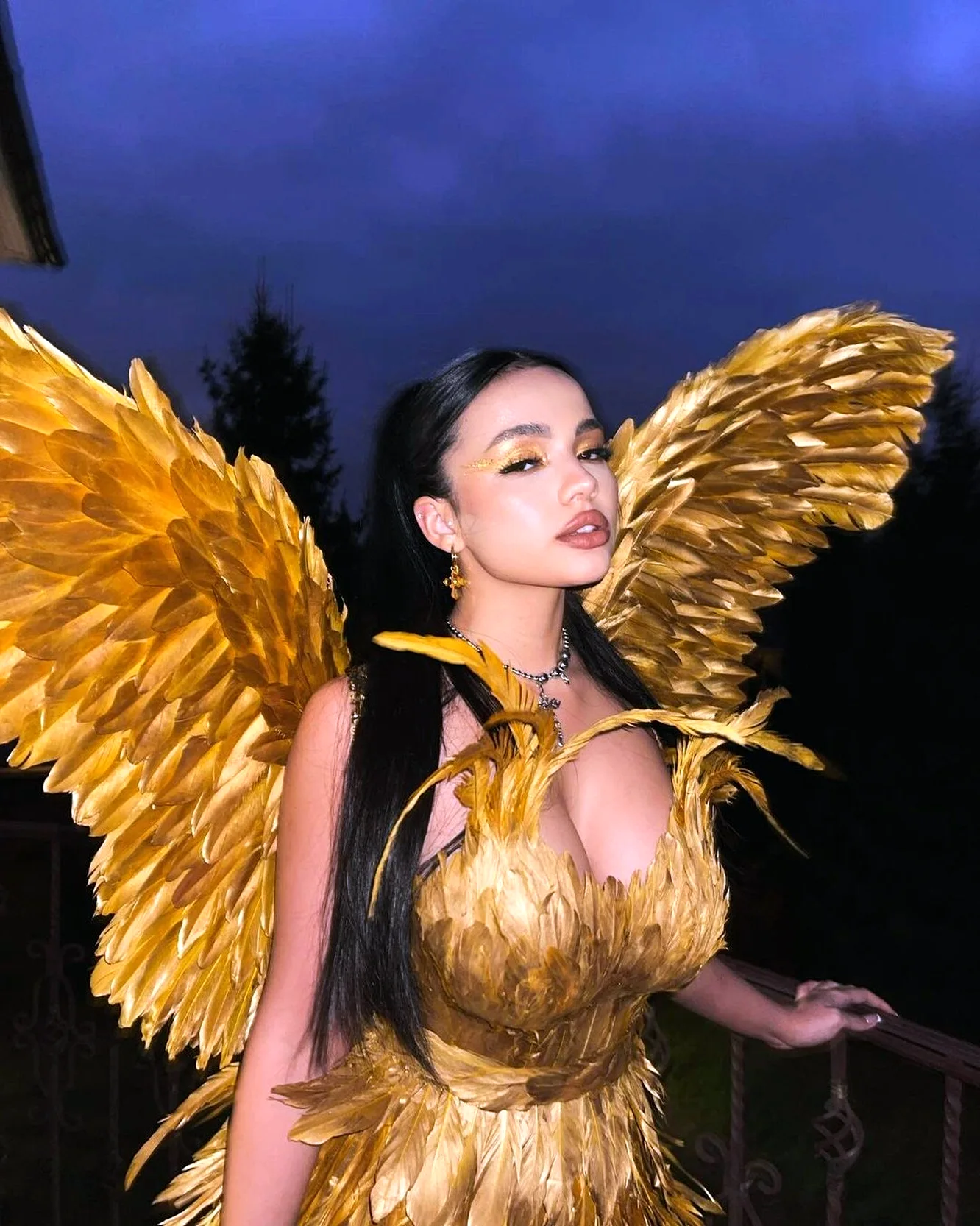 Валя карнавал в золотом платье с крыльями