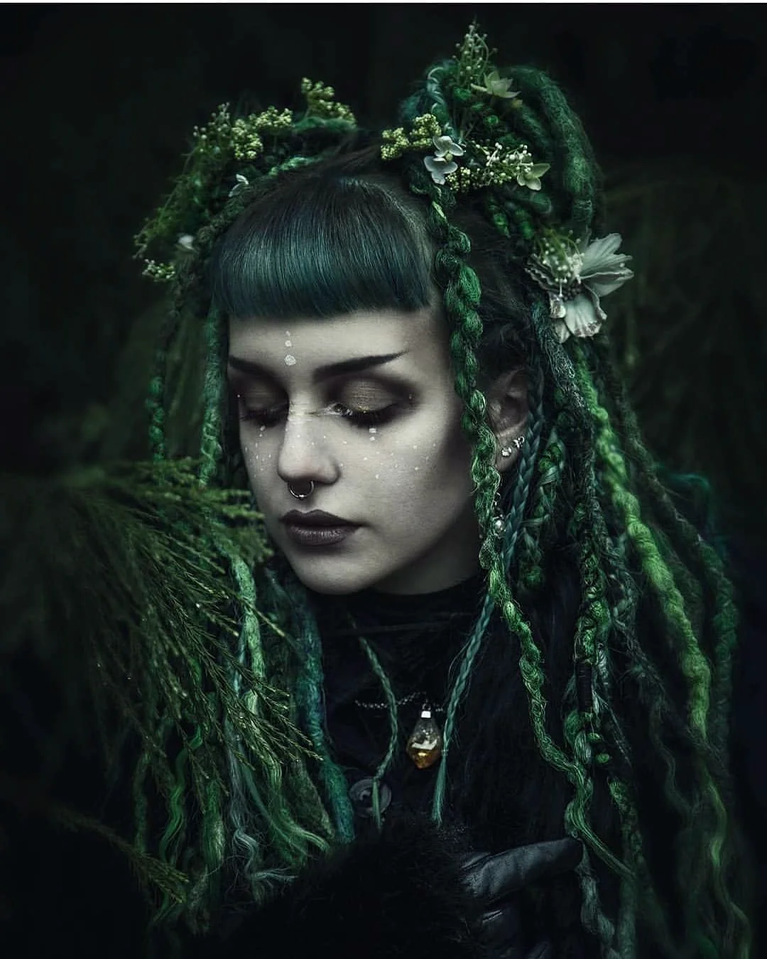 Ведьма с зелеными волосами
