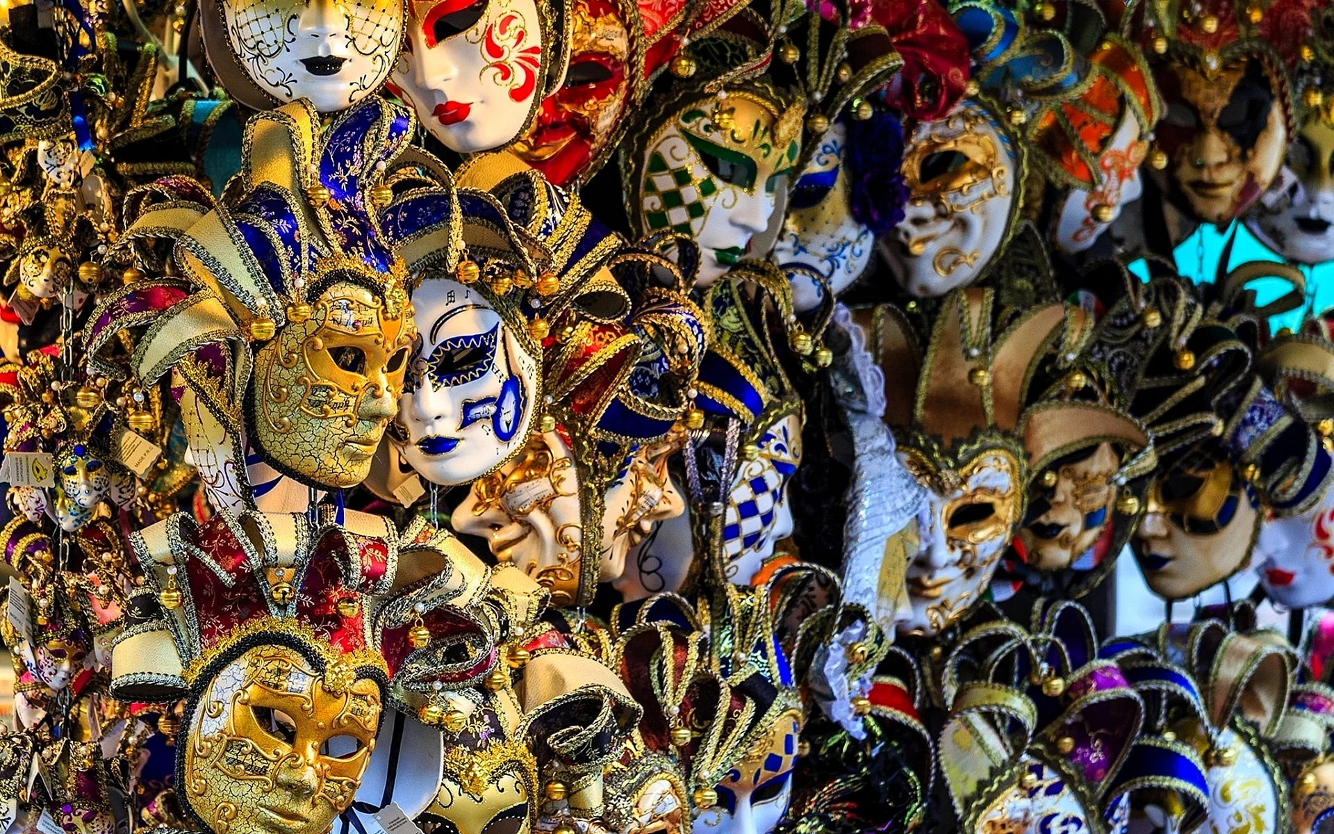 Венецианские маски много