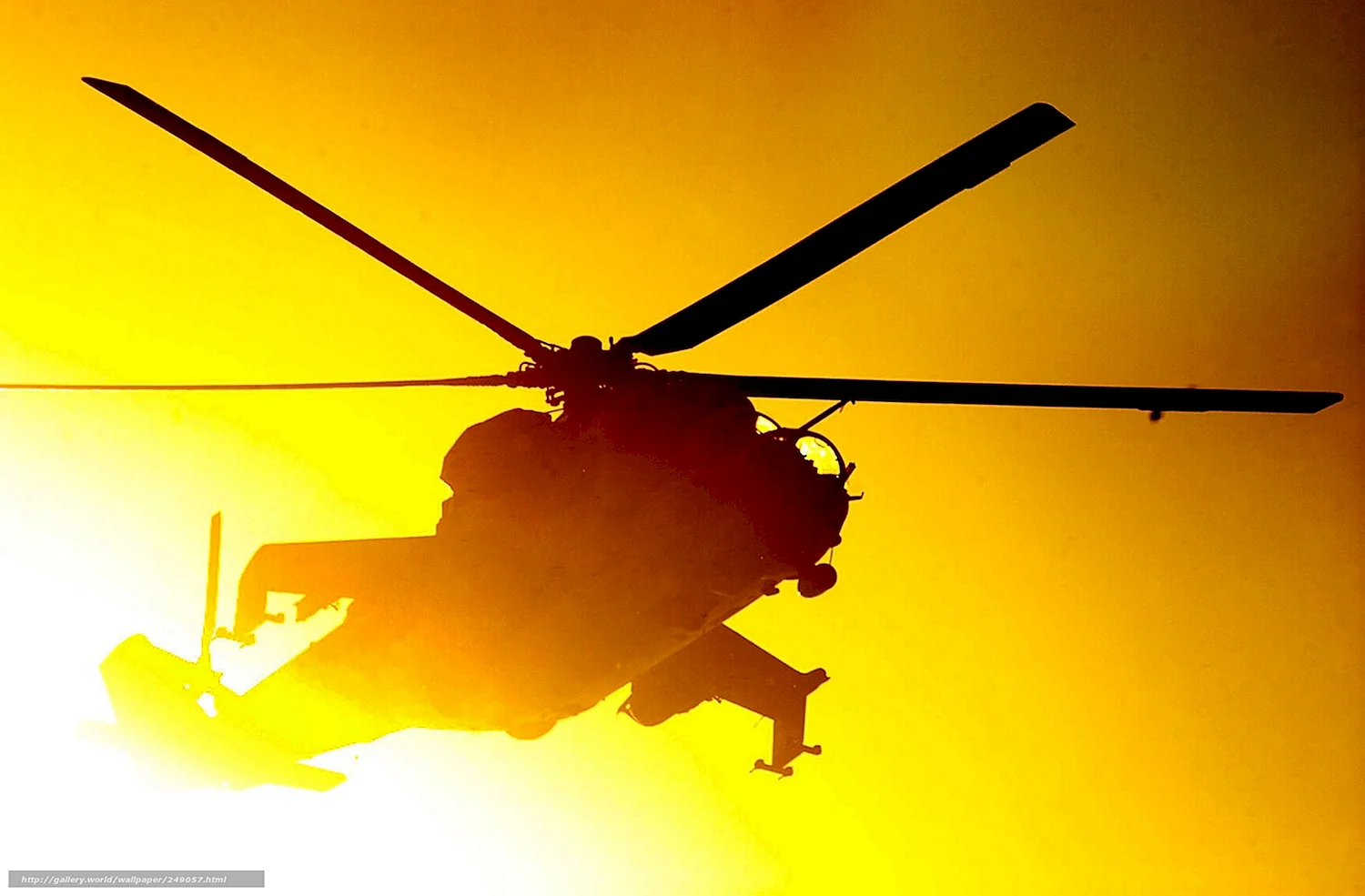 Вертолет на фоне солнца