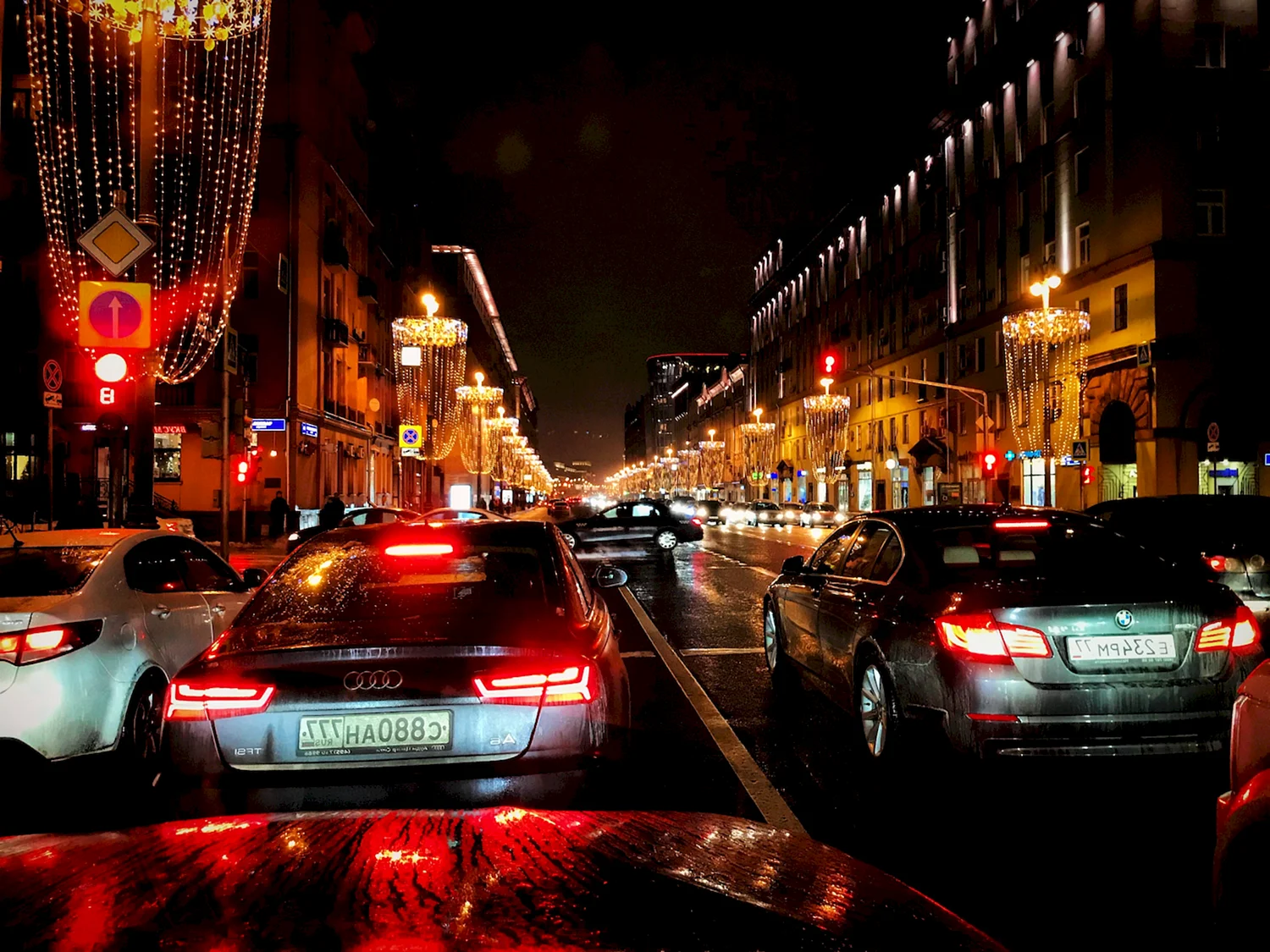 Вид ночного города из машины