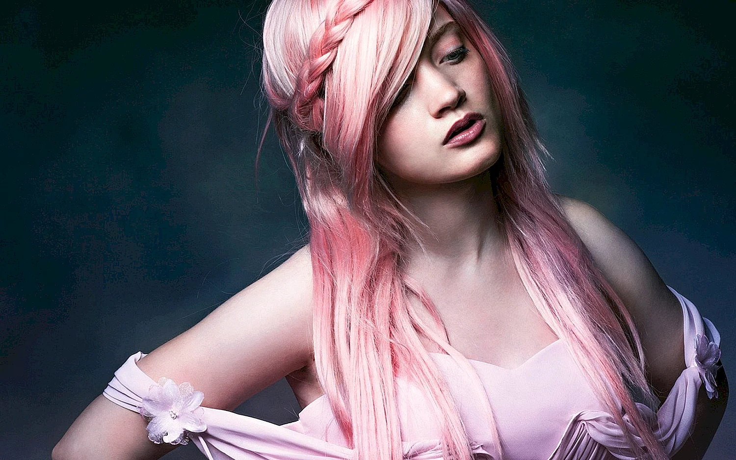 Вика Блисс с розовыми волосами