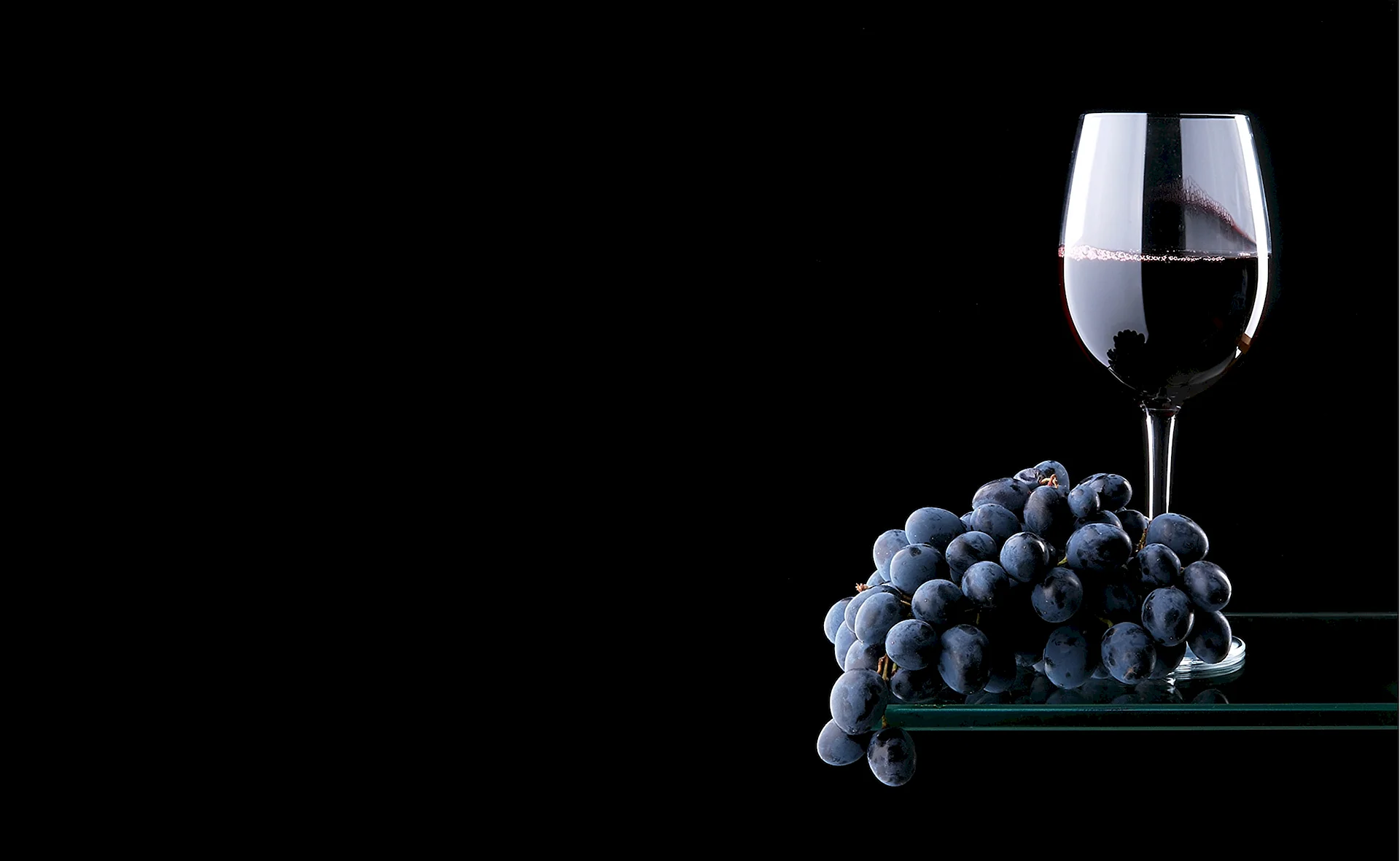 Вино на черном фоне